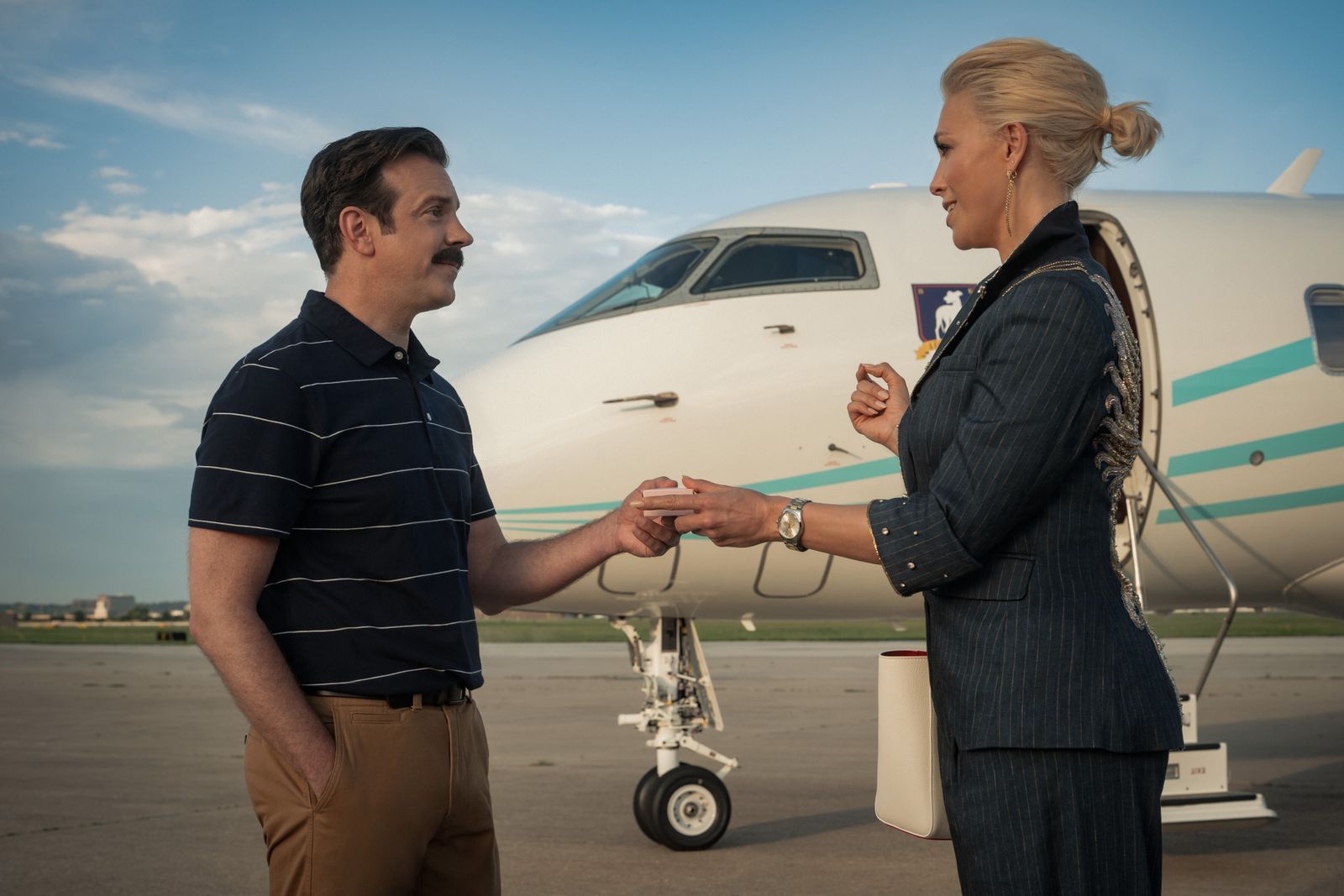 Apple schickt den sympathischen Fußball-Coach Ted Lasso zurück auf die Trainerbank. In den neuen Folgen erwartet Ted (Jason Sudeikis) zurück in Richmond nicht nur Boss Rebecca (Hannah Waddingham). Obendrein soll er dem neu gegründeten Frauenteam Beine machen. (Bild: Apple )