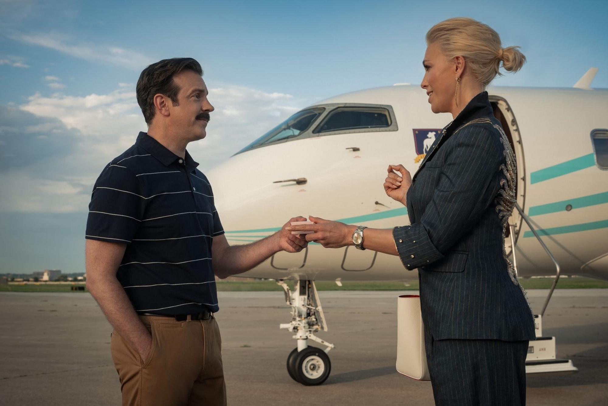 Apple schickt den sympathischen Fußball-Coach Ted Lasso zurück auf die Trainerbank. In den neuen Folgen erwartet Ted (Jason Sudeikis) zurück in Richmond nicht nur Boss Rebecca (Hannah Waddingham). Obendrein soll er dem neu gegründeten Frauenteam Beine machen. (Bild: Apple )