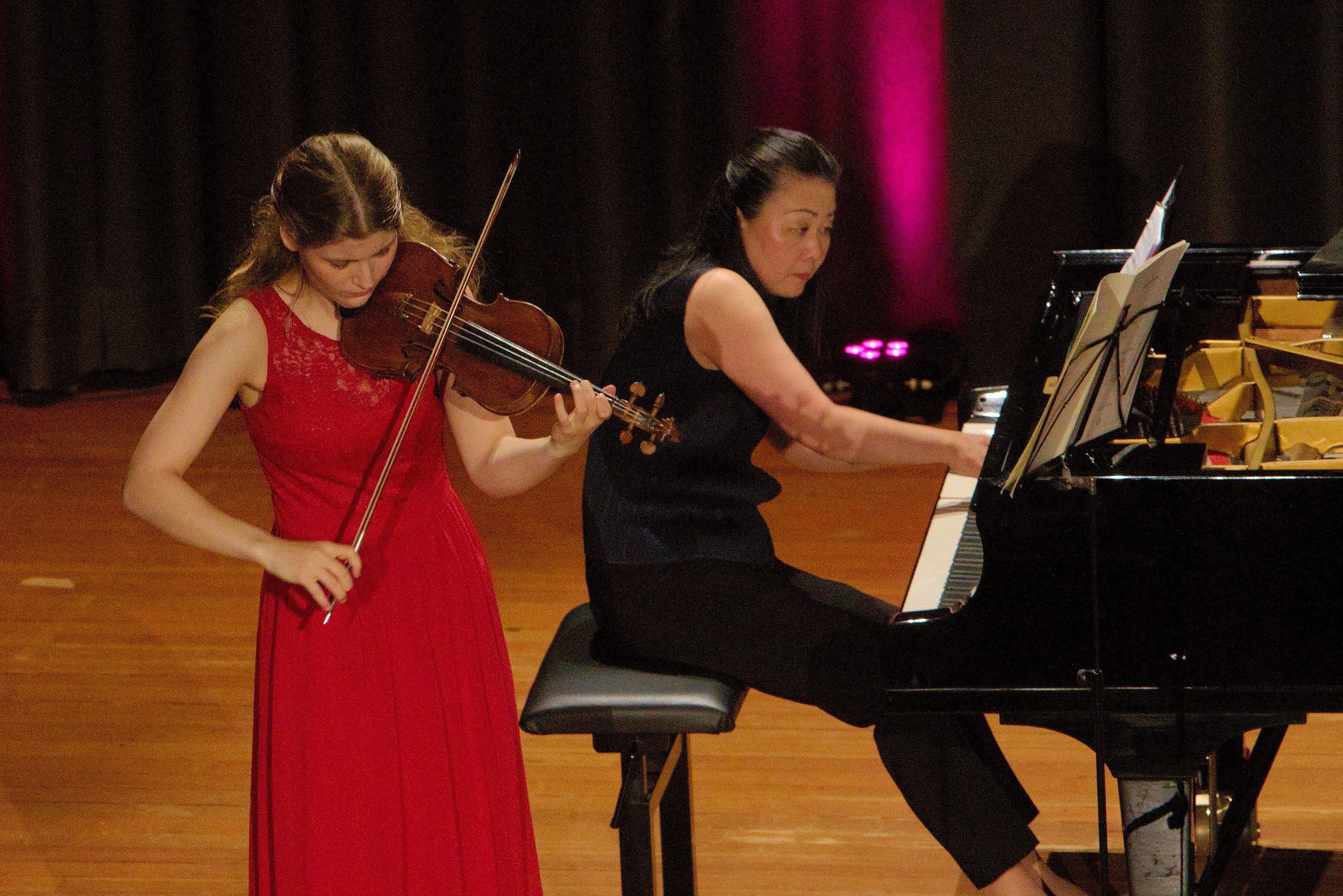 Das Foto zeigt Amelie Westerkamp an der Violine und die Pianistin Yuri Chayama, die gemeinsam das Abschlusskonzert des Klavierfestivals in Lindlar eröffneten.