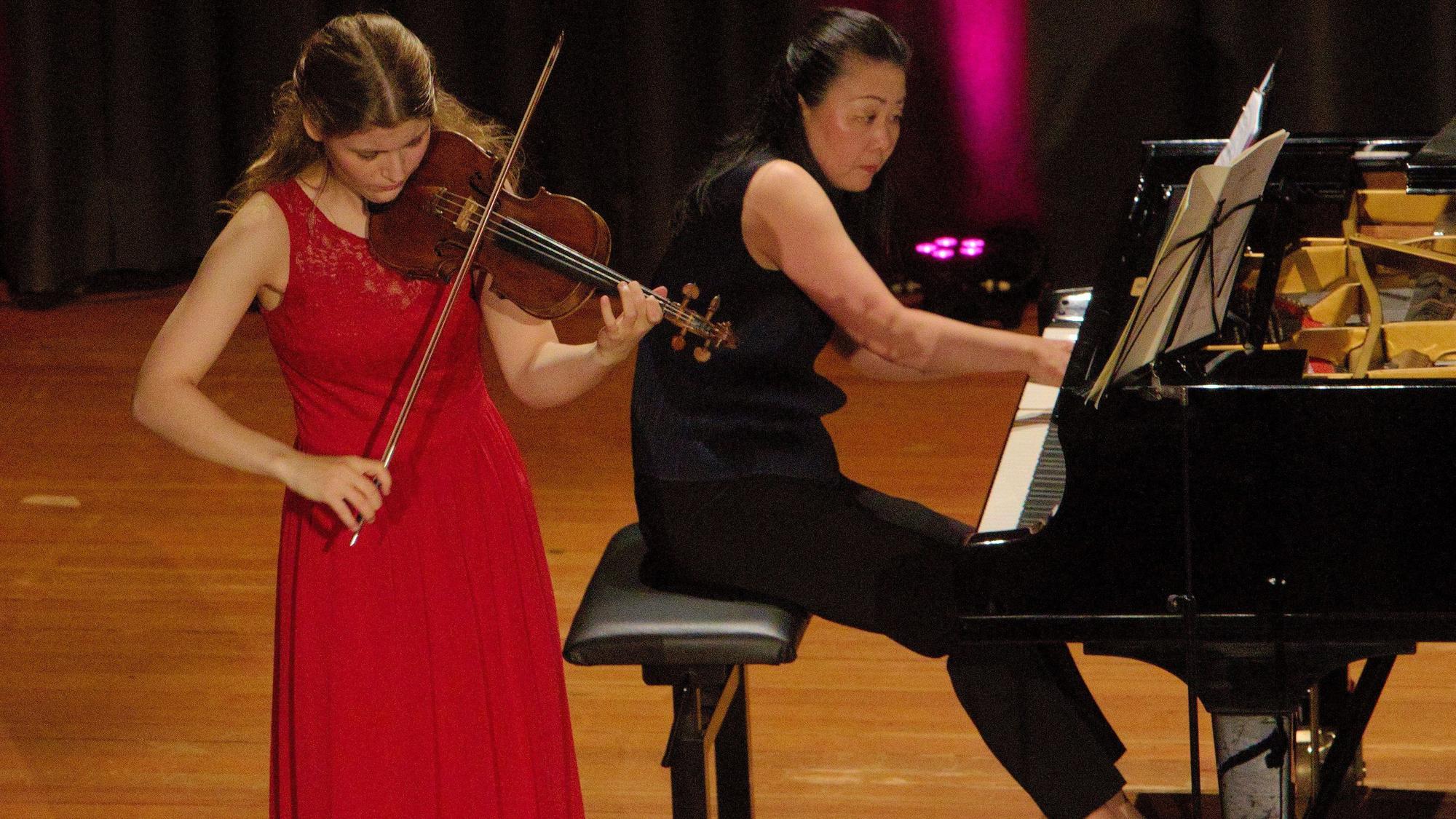 Das Foto zeigt Amelie Westerkamp an der Violine und die Pianistin Yuri Chayama, die gemeinsam das Abschlusskonzert des Klavierfestivals in Lindlar eröffneten.