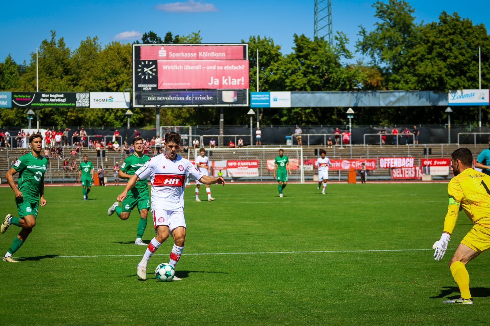 Nico Thier trifft per Lupfer gegen die Kickers Offenbach.