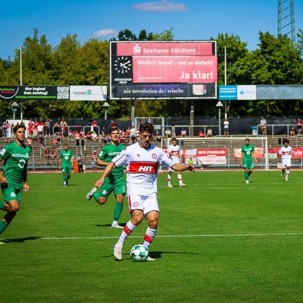Nico Thier trifft per Lupfer gegen die Kickers Offenbach.