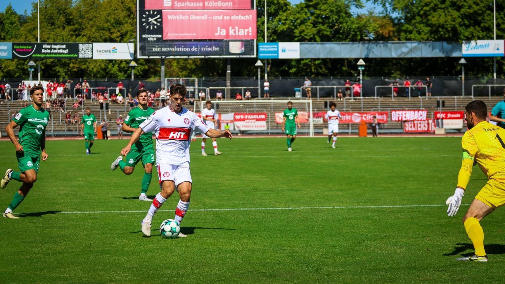 Nico Thier trifft per Lupfer gegen die Kickers Offenbach.