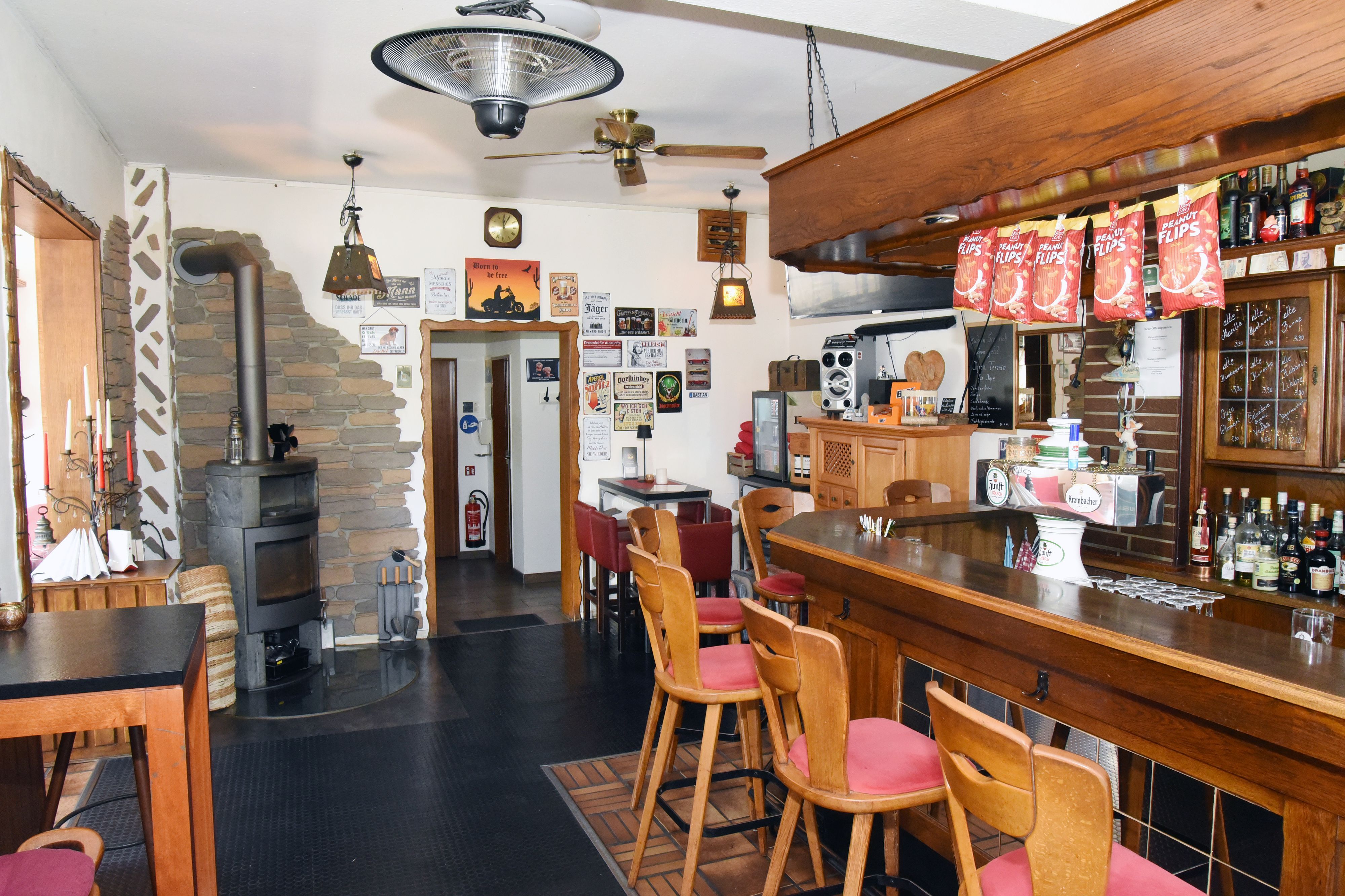 Die Schankstube in der Berkenrother Biker-Station ist seit mehr als zehn Jahren der Arbeitsplatz von Elvira und Thomas Bastian.