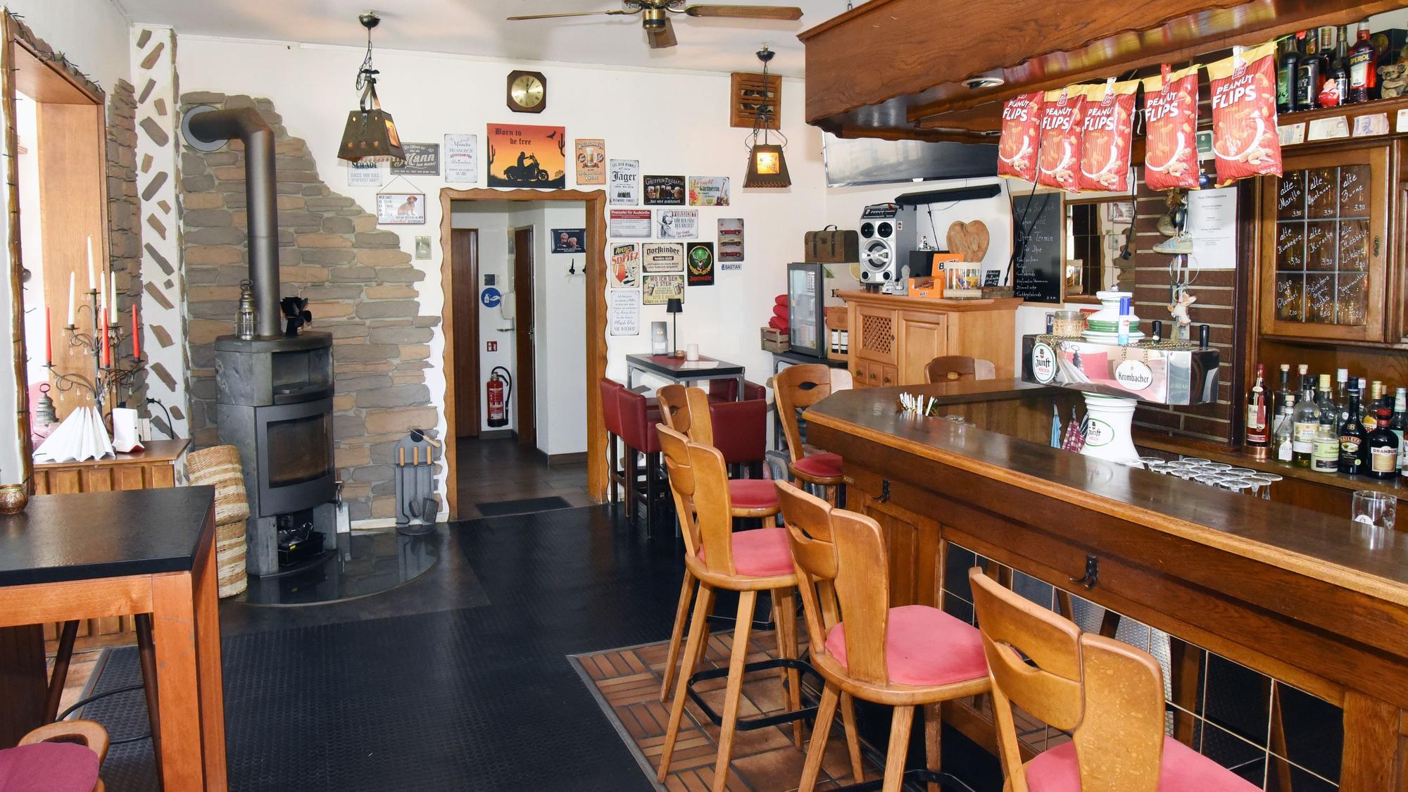 Die Schankstube in der Berkenrother Biker-Station ist seit mehr als zehn Jahren der Arbeitsplatz von Elvira und Thomas Bastian.