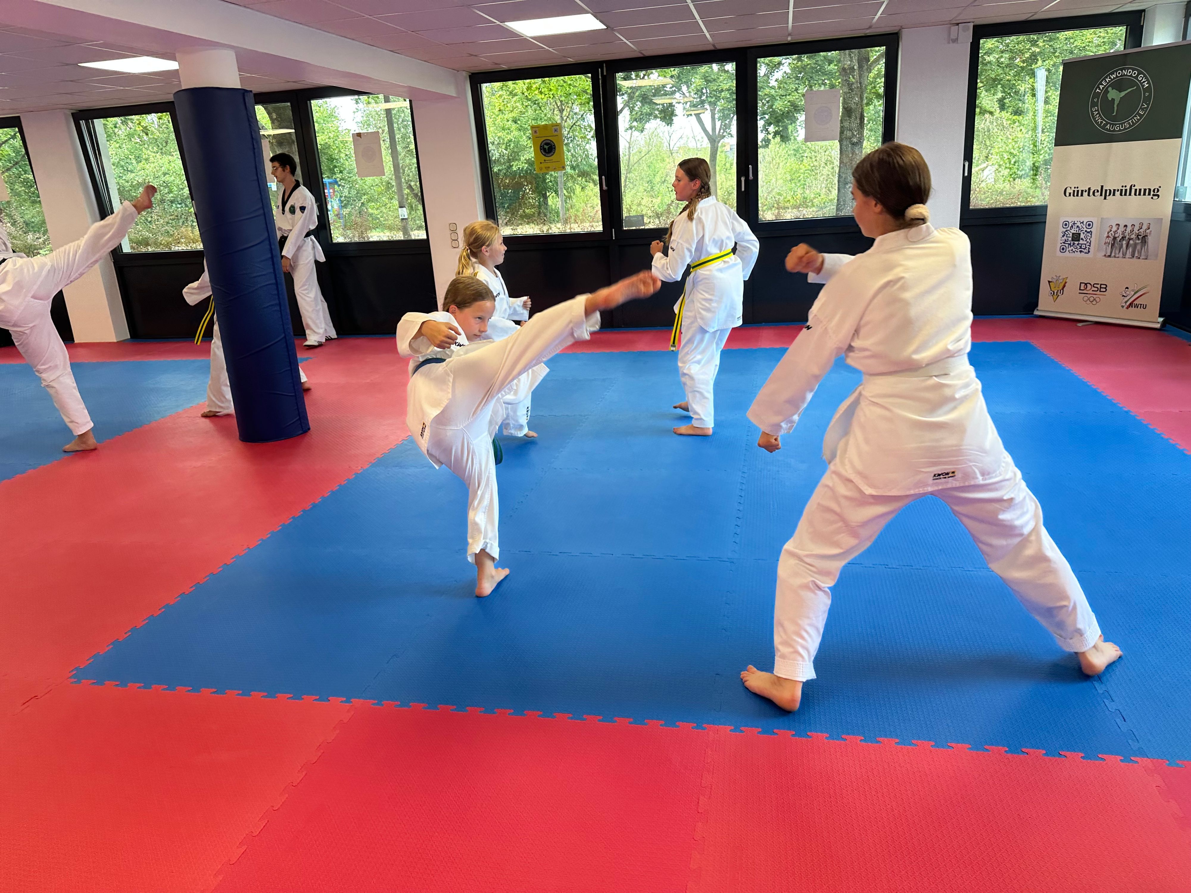 Groß gegen Klein - beim Taekwondo kommt es auf die Technik an.