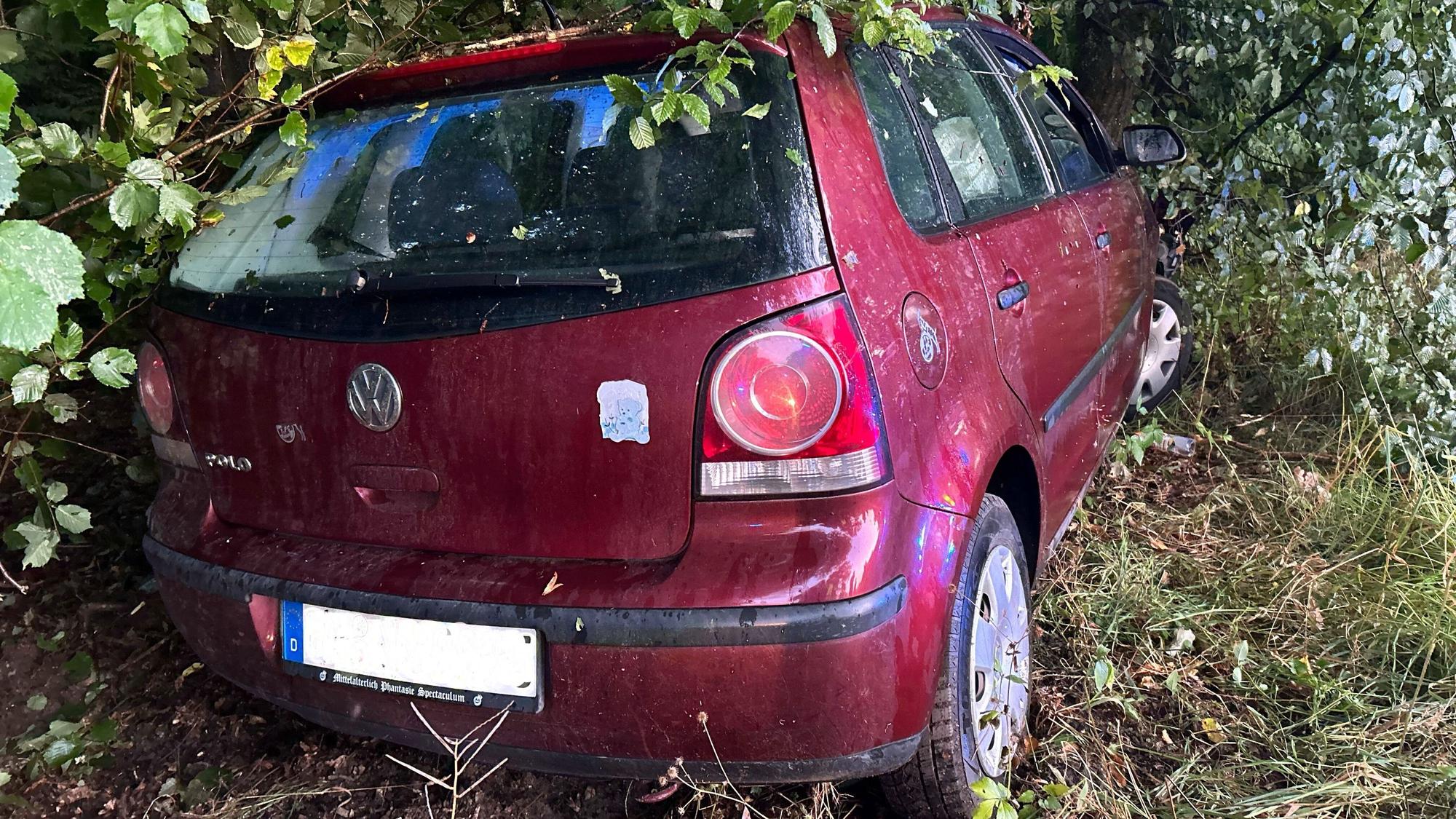 Das Polizeifoto zeigt den gestohlenen VW Polo nach dem Unfall.