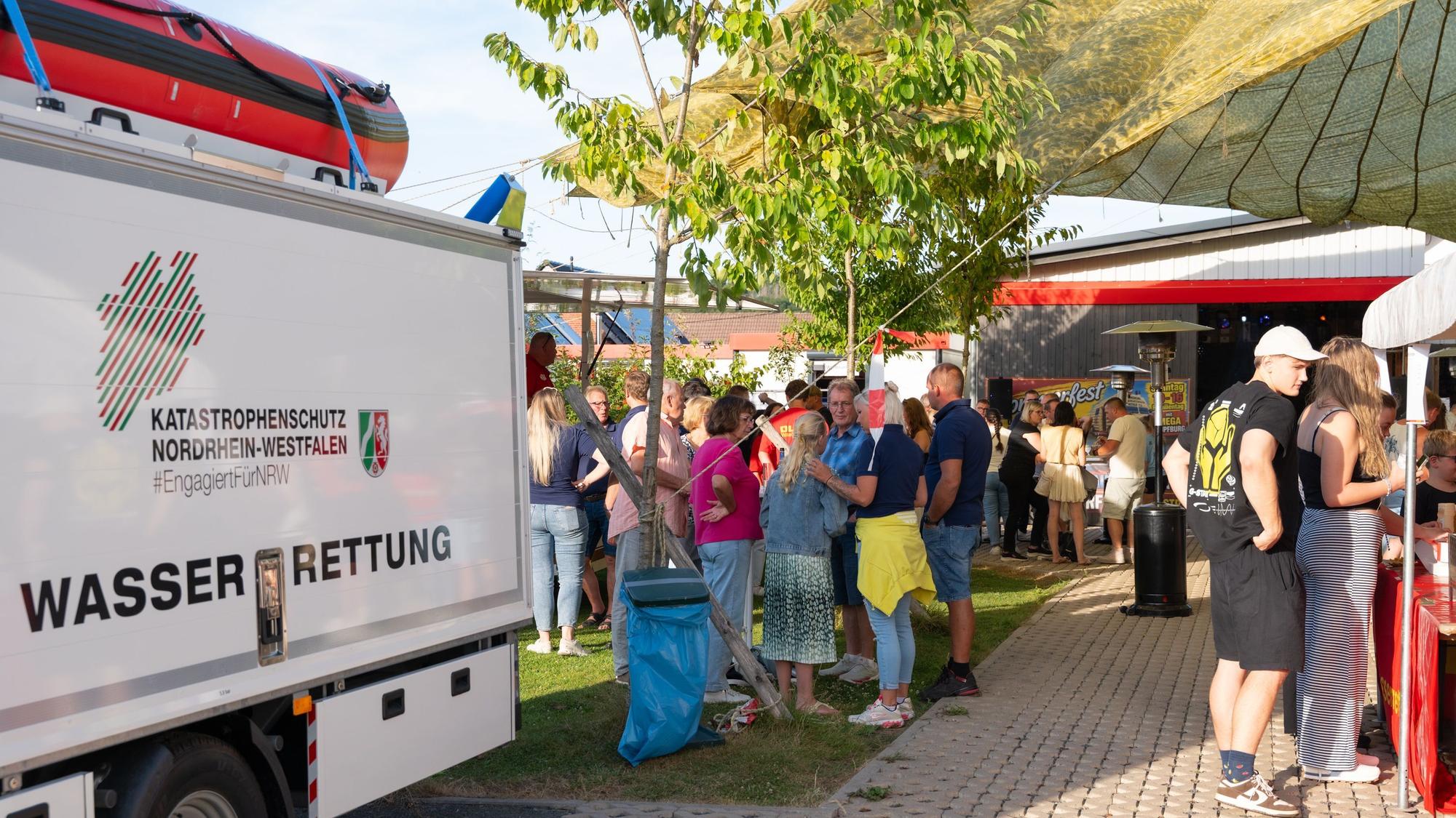 Bei der Blaulicht-Party in Waldbröl-Hermesdorf wurde am Standort der DLRG-Ortsgruppe nicht nur gefeiert, sondern auch über die Arbeit der Lebensretter informiert.