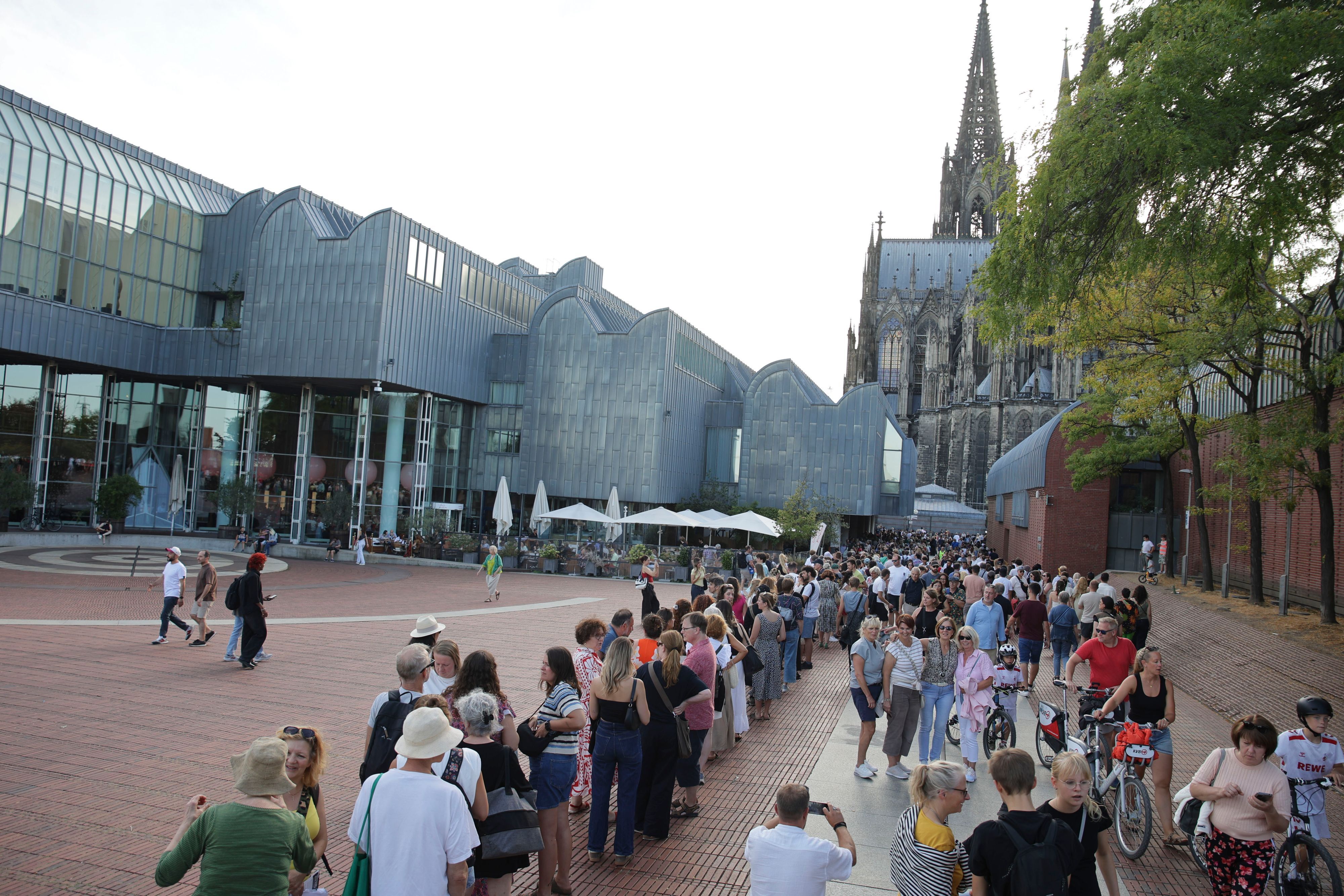 Die Schlange für die Kusama-Ausstellung im Museum Ludwig reichte am Samstagabend bis an den Rhein.