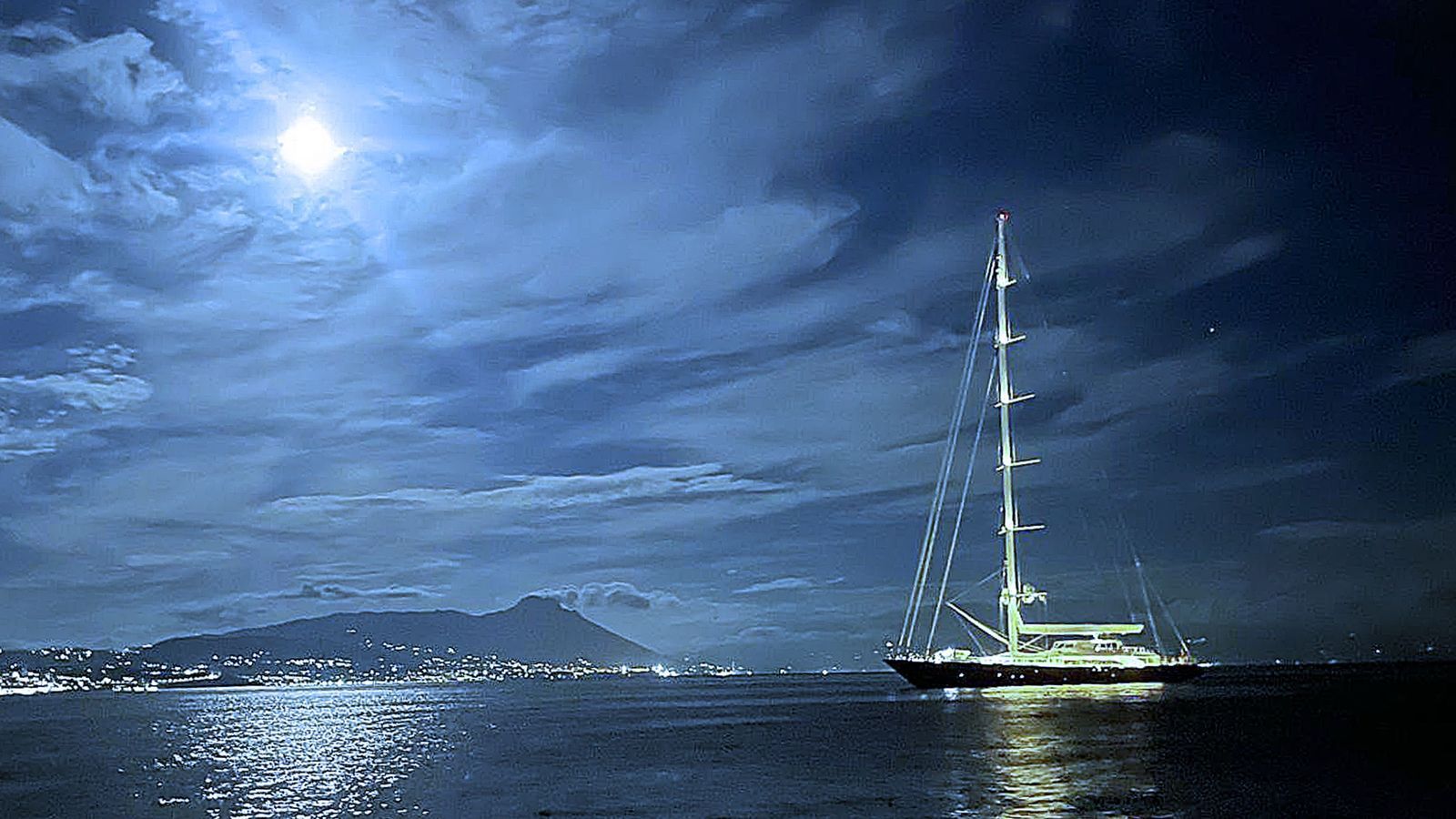 „Ein beispielloser Unfall“: Die Superyacht „Bayesian“ in der Nacht des Untergangs vor Sizilien. (Bild: ZDF / n.n.)