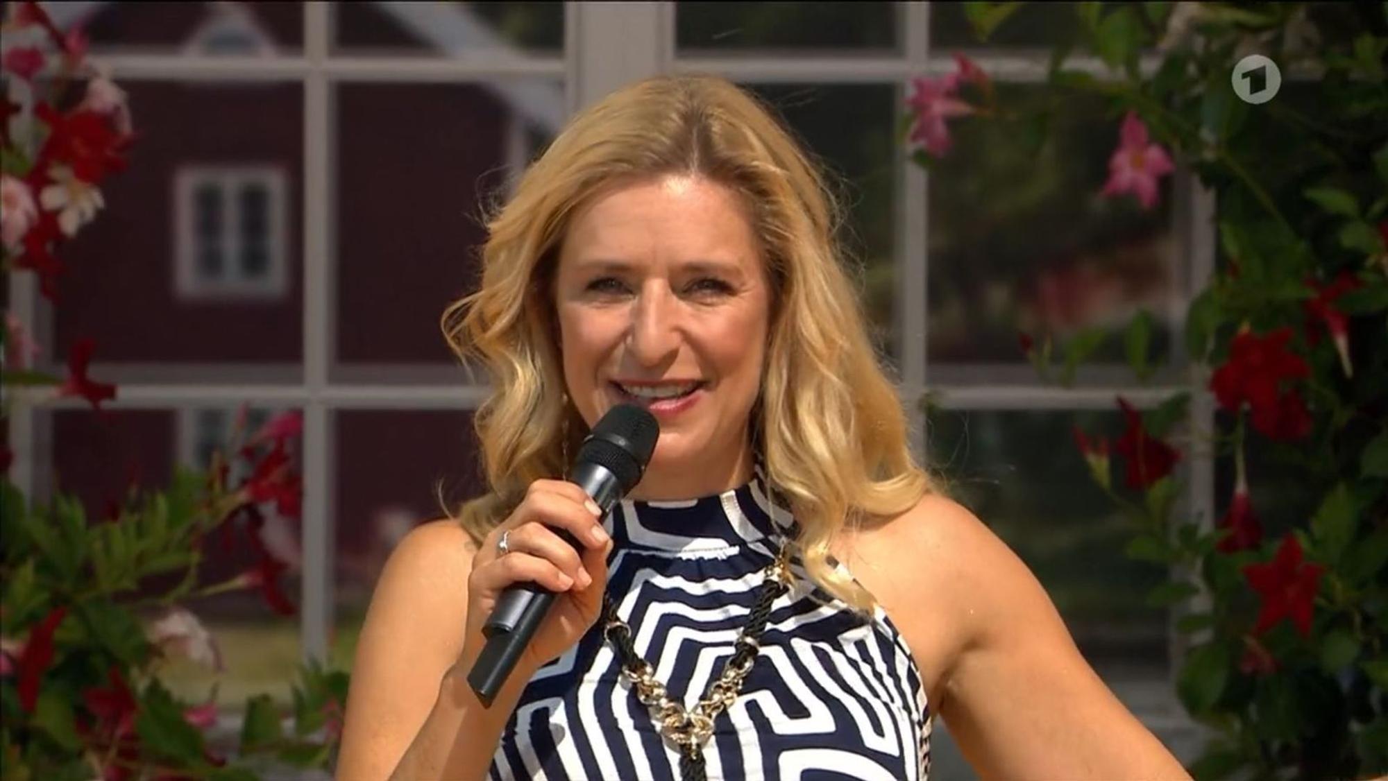 Unter anderem sorgte Stefanie Hertel für beste musikalische Unterhaltung bei „Immer wieder sonntags“. (Bild: Screenshot ARD)