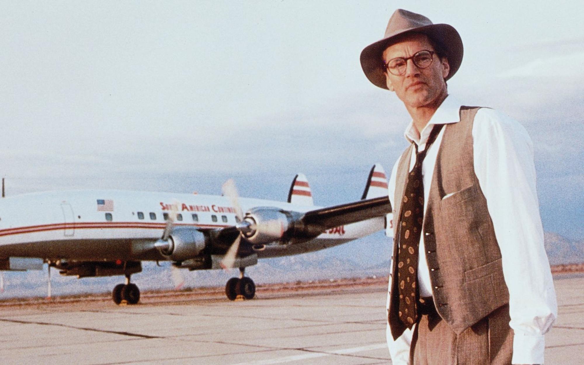 Kurz vor dem Abflug glaubt Walter Faber (Sam Shepard), dass es so etwas wie Zufall nicht gibt. (Bild: ZDF/SRF/Studiocanal)