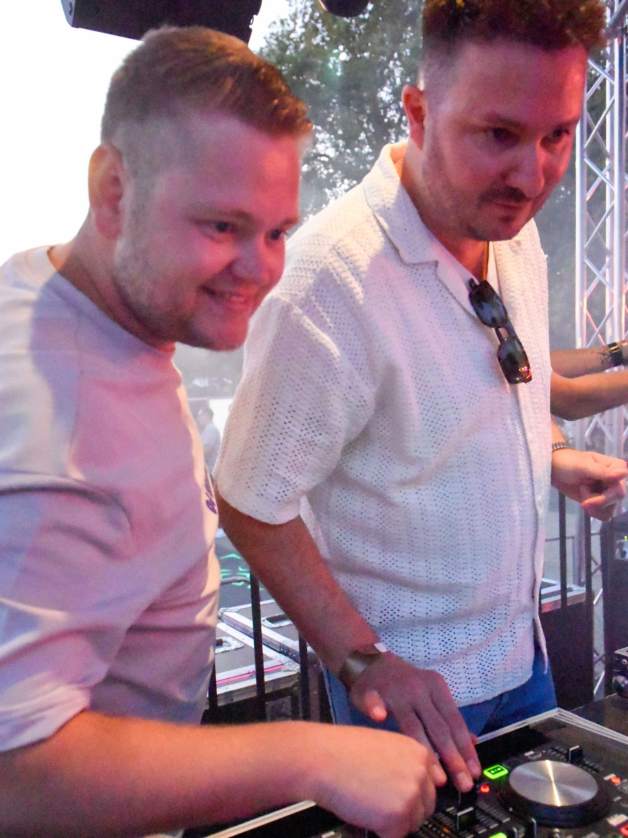 Zu sehen sind zwei DJs am Mischpult.