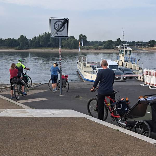Auch Radfahrende nutzen nach der Sperrung der Bonner Nordbrücke verstärkt die Fähre zwischen Niederkassel-Mondorf und Bonn-Graurheindorf.