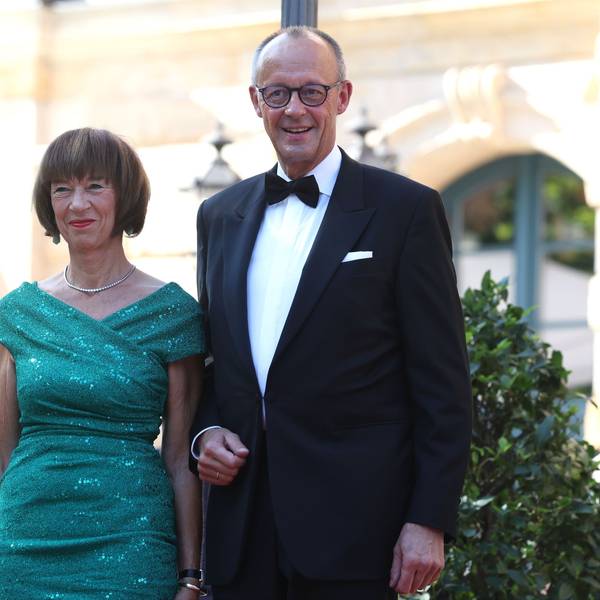 Schon ein kleiner Vorgeschmack auf den Urlaub? Bundeskanzler Friedrich Merz (r., CDU) und seine Frau Charlotte Merz kommen am 25. Juli zur Eröffnung der Richard-Wagner-Festspiele zum Festspielhaus Bayreuth.