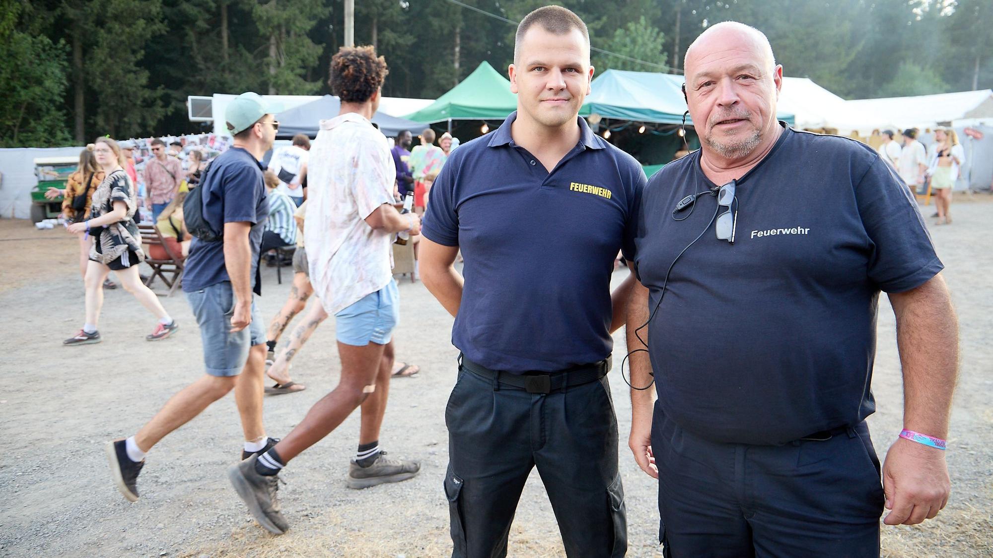 Das Bild zeigt die beiden Obengenannten, die für ein Foto posieren.