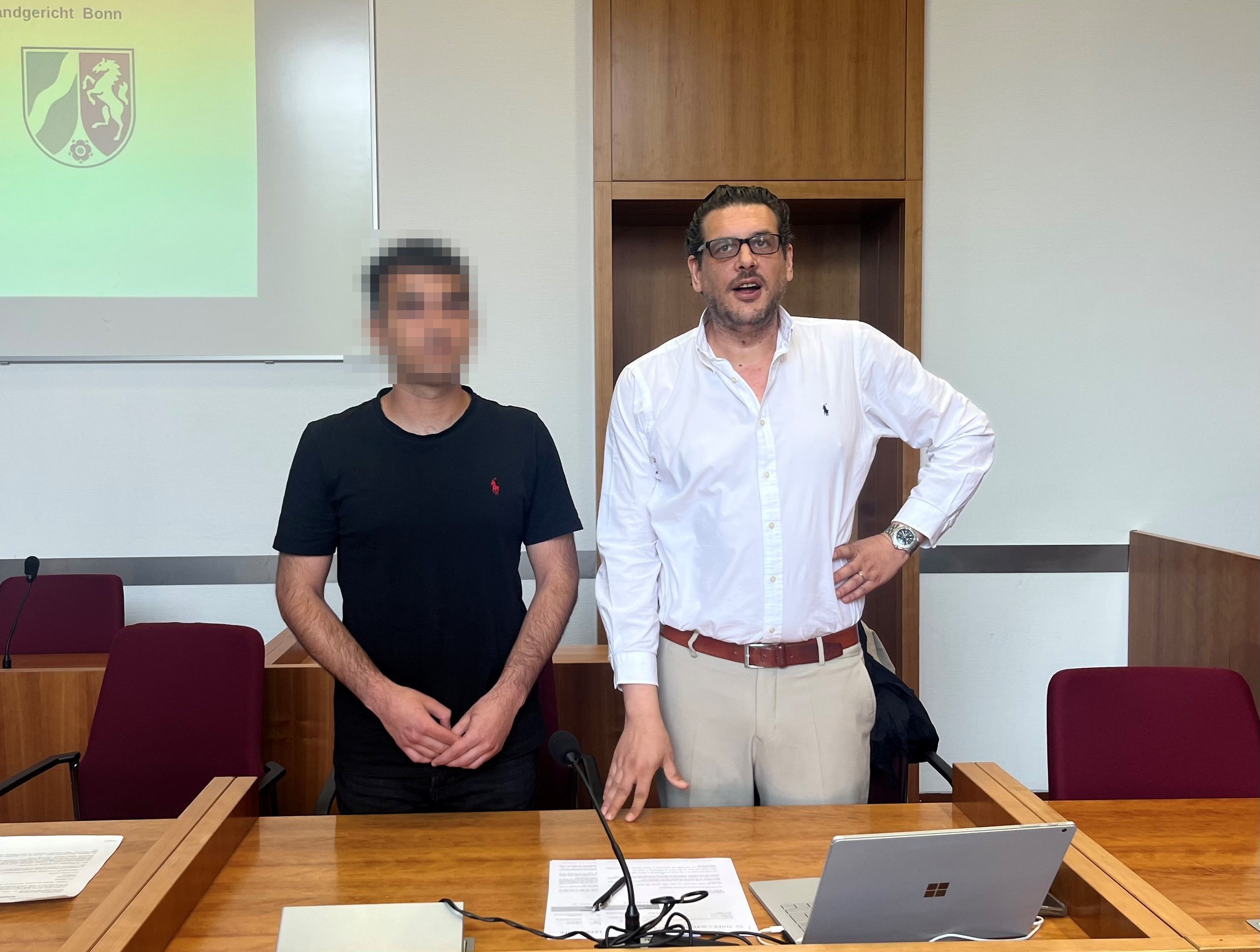 Der Angeklagte mit Verteidiger Hagen Schwindt (r.) aus Bonn