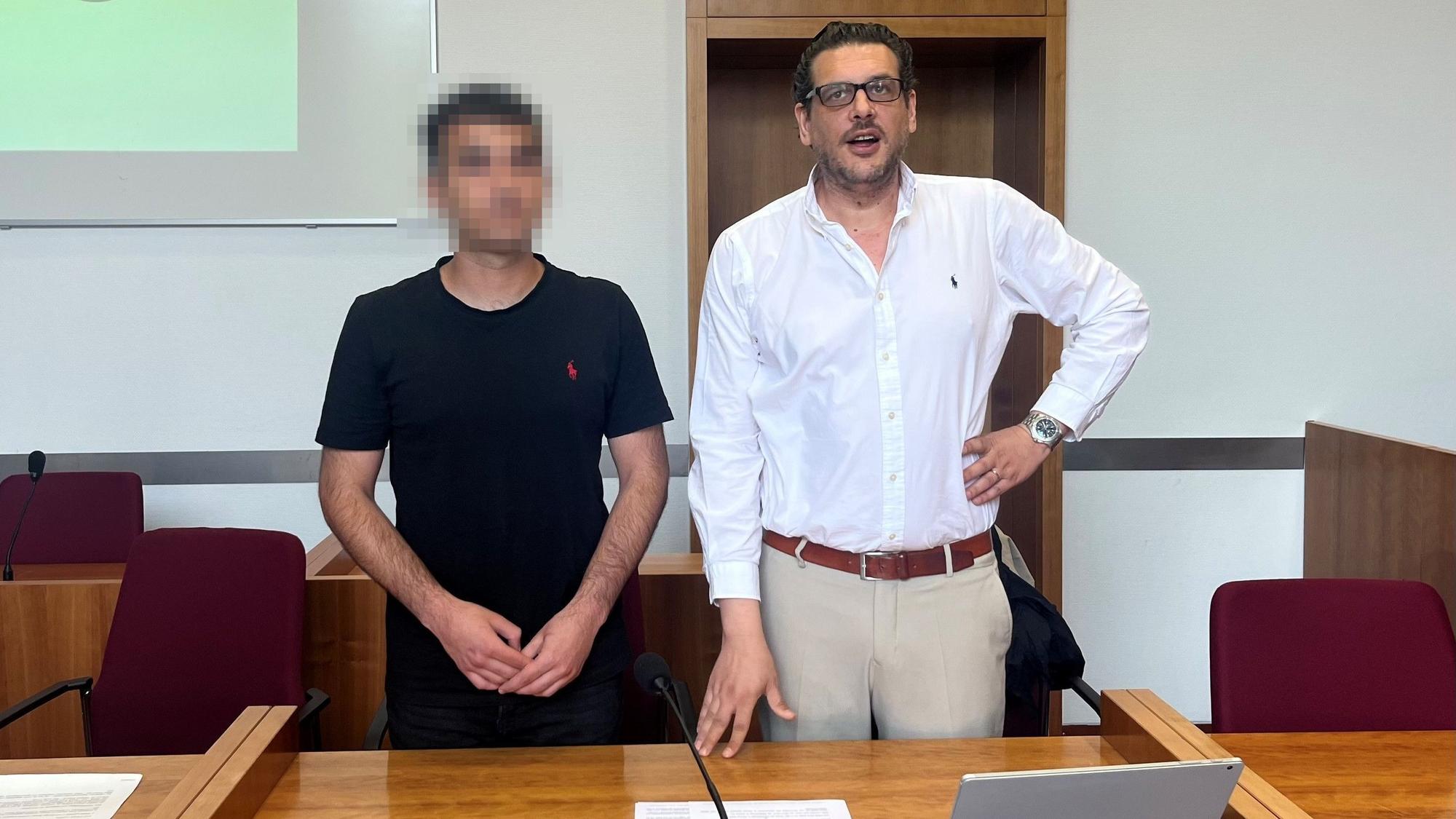 Der Angeklagte mit Verteidiger Hagen Schwindt (r.) aus Bonn