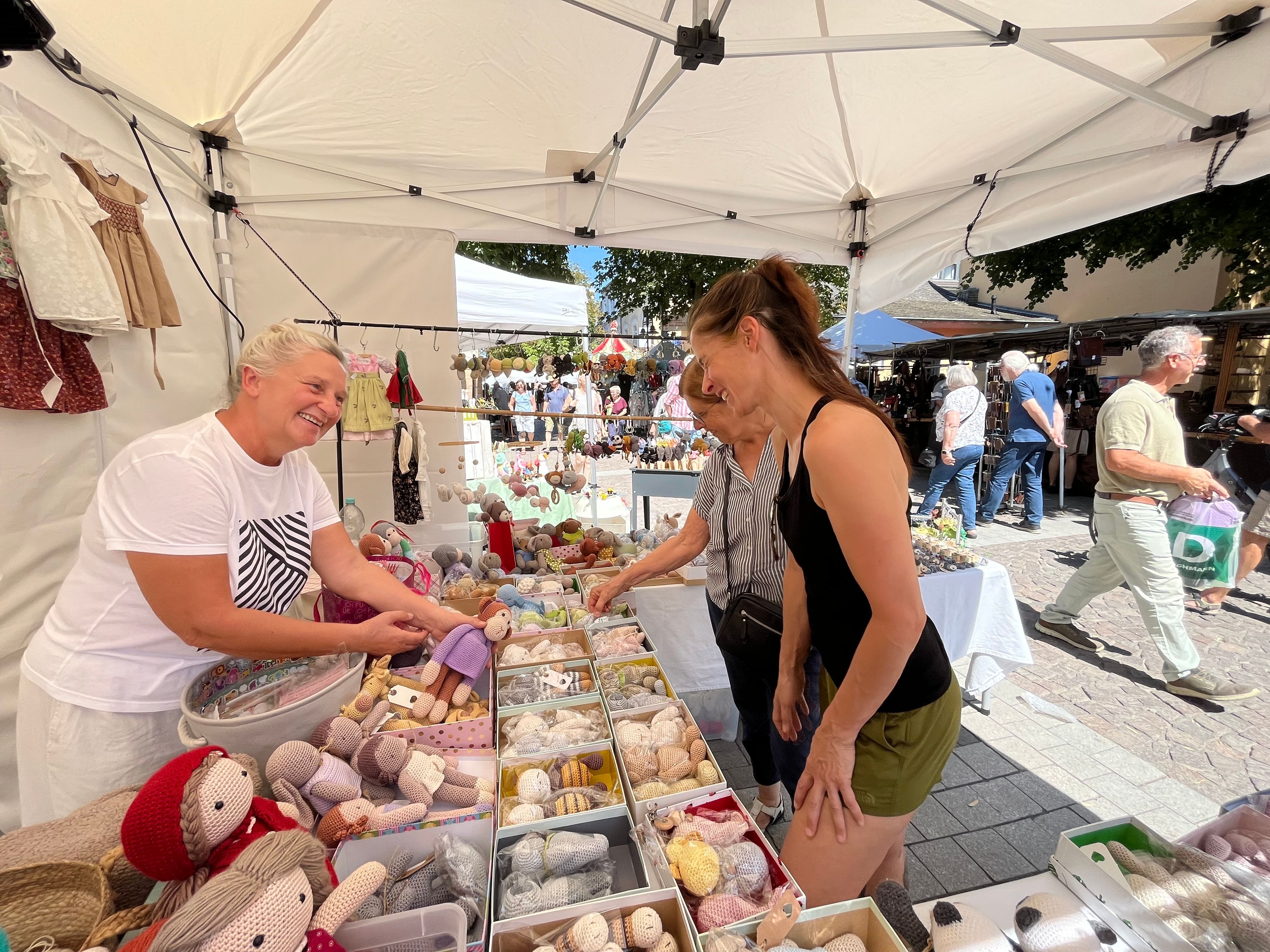Das Bild zeigt zwei Frauen am Stand mit gehäkelten Figuren auf dem Buure- und Döppemarkt in Brühl.