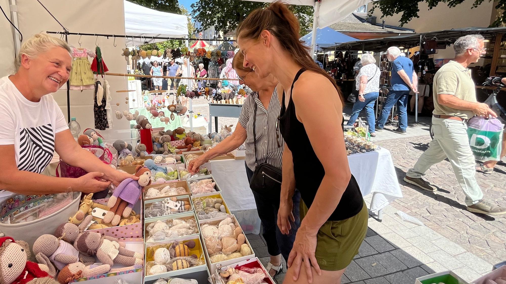 Das Bild zeigt zwei Frauen am Stand mit gehäkelten Figuren auf dem Buure- und Döppemarkt in Brühl.