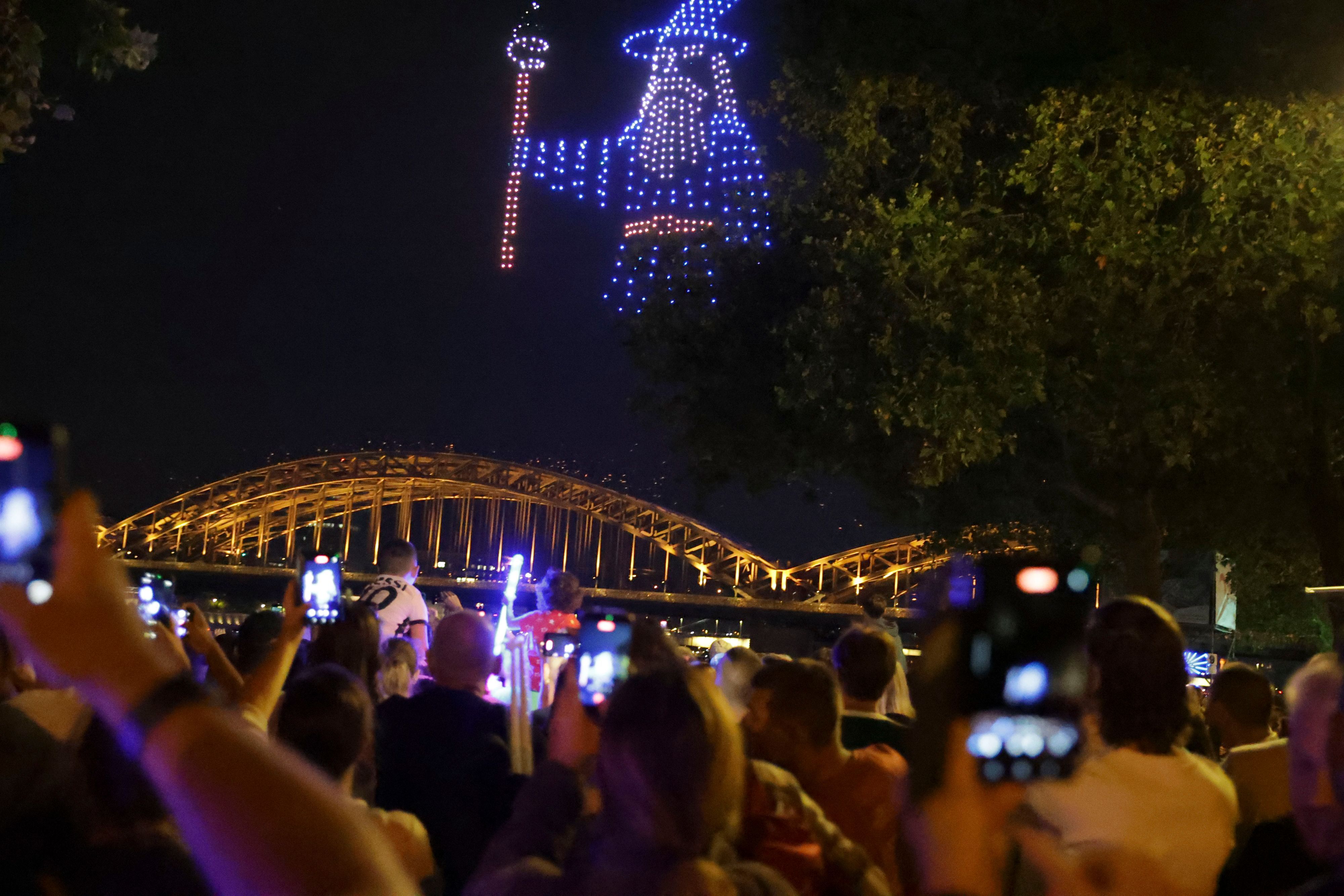 1.8.2026, Köln: Kölner Lichter. Situation an der Rheinuferpromenade/Altstadt Foto: Dirk Borm