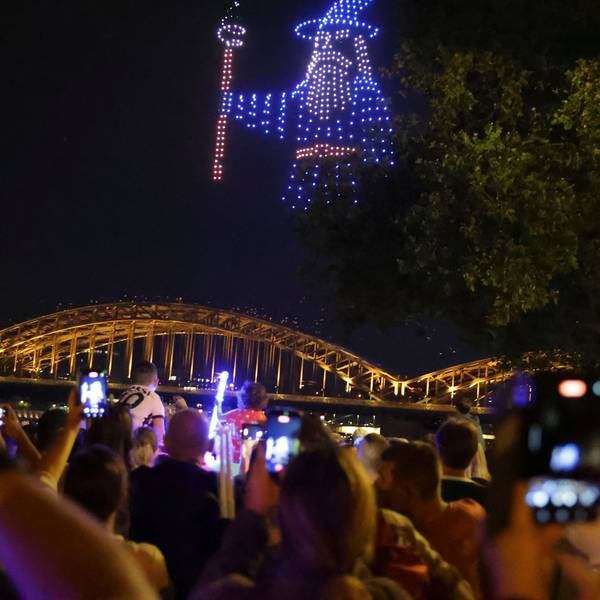 1.8.2026, Köln: Kölner Lichter. Situation an der Rheinuferpromenade/Altstadt Foto: Dirk Borm