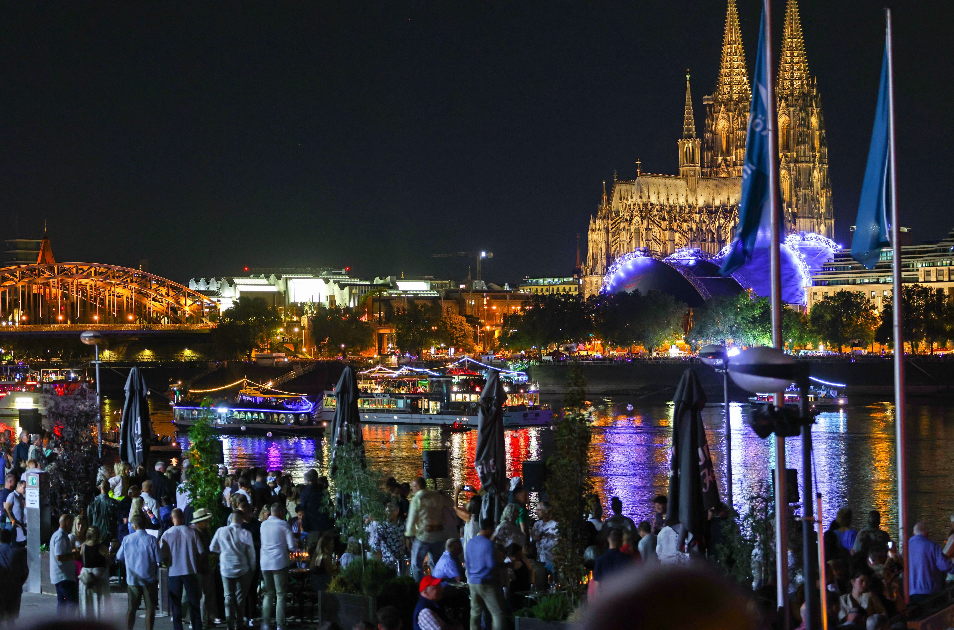 Der Schiffskonvoi bei den Kölner Lichtern vor der Domkulisse