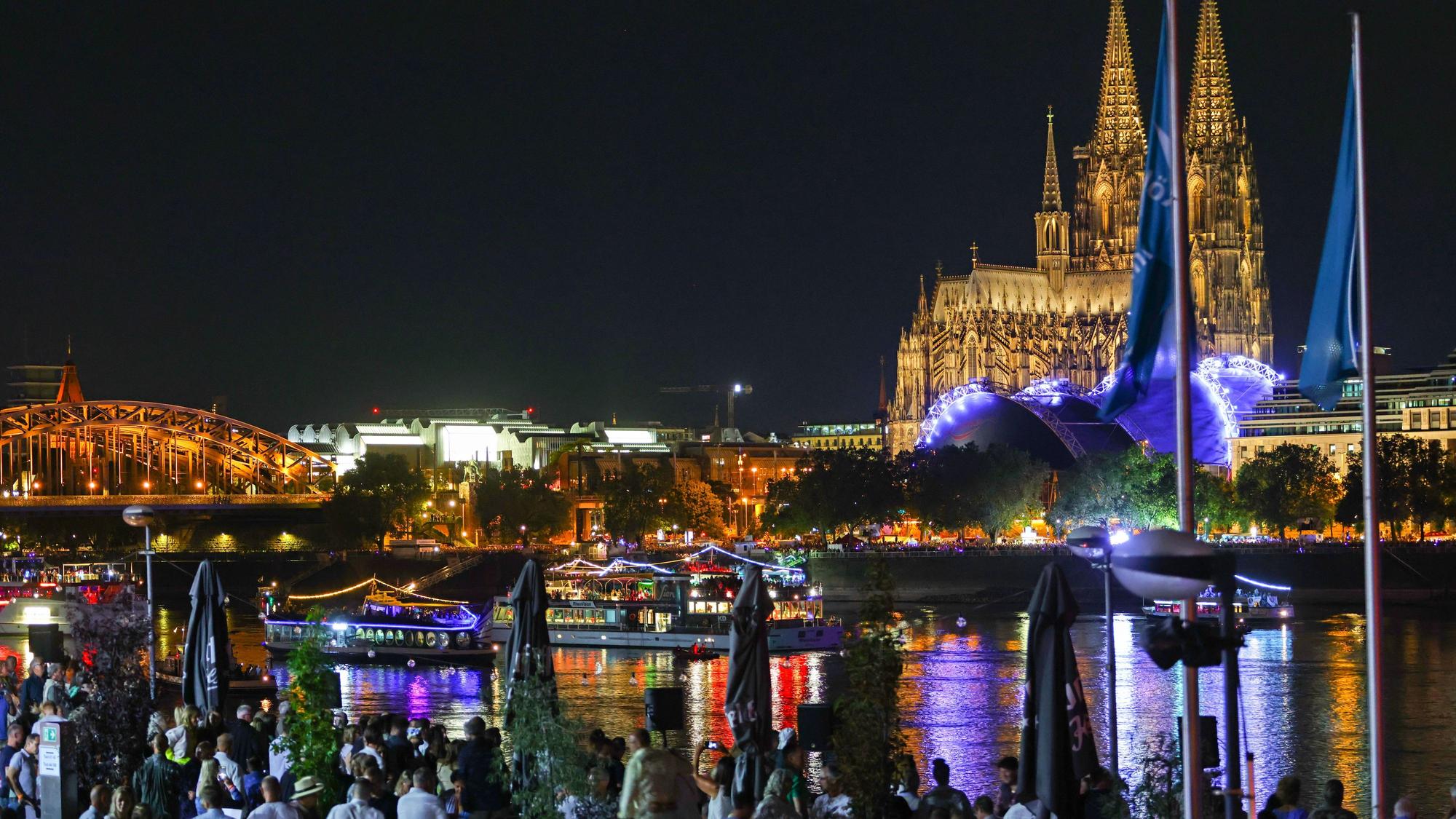 Der Schiffskonvoi bei den Kölner Lichtern vor der Domkulisse