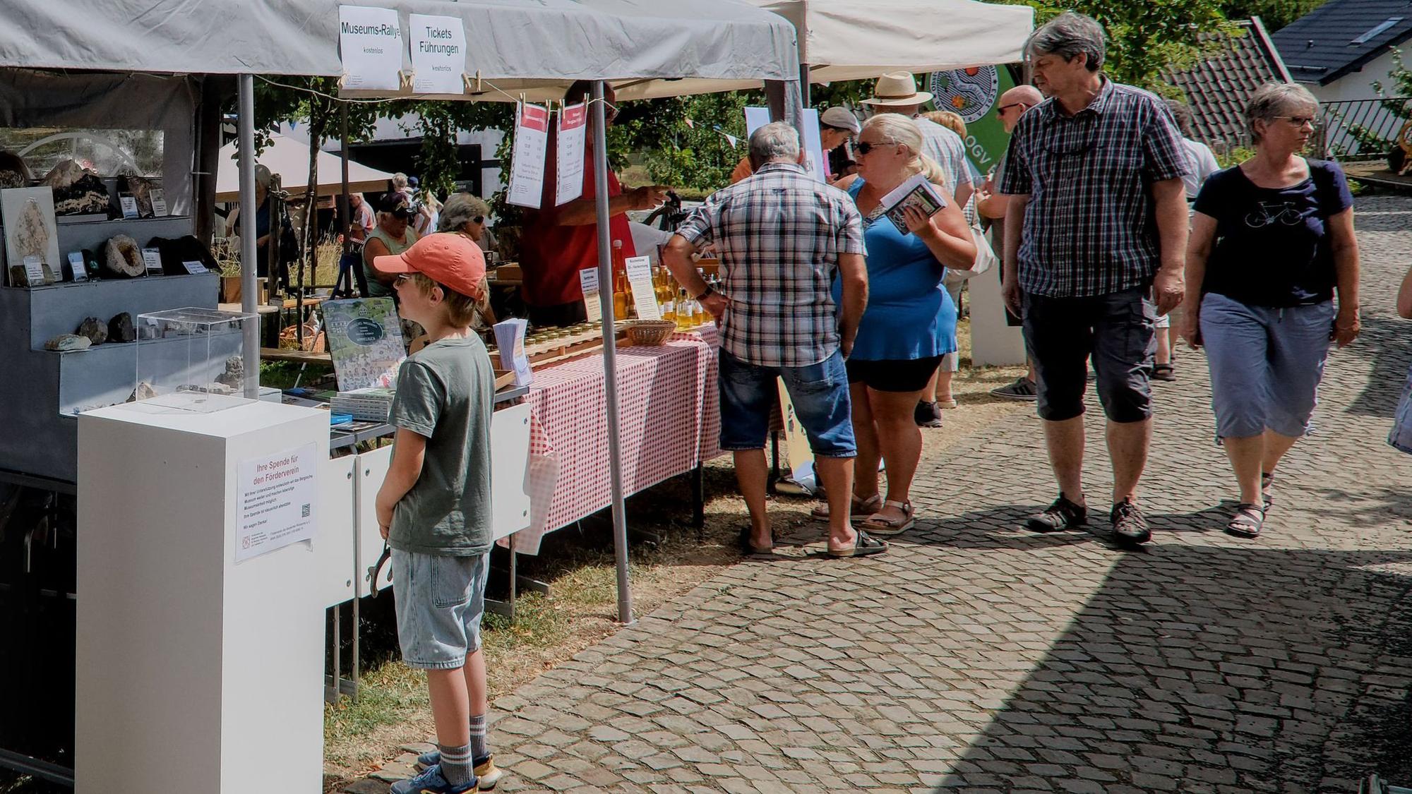 Viele Menschen stehen vor Ständen auf dem Museumsfest.