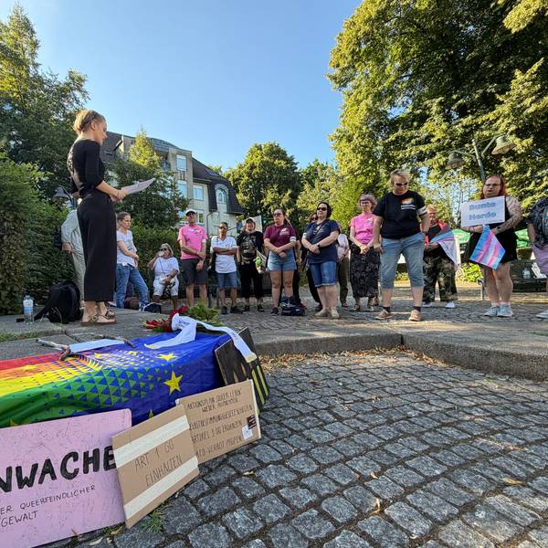 Ronja Eppert (l.) spricht kurz zu den versammelten Menschen, dann beginnt eine Schweigestunde als Mahnwache am Schlebuscher Lindenplatz.