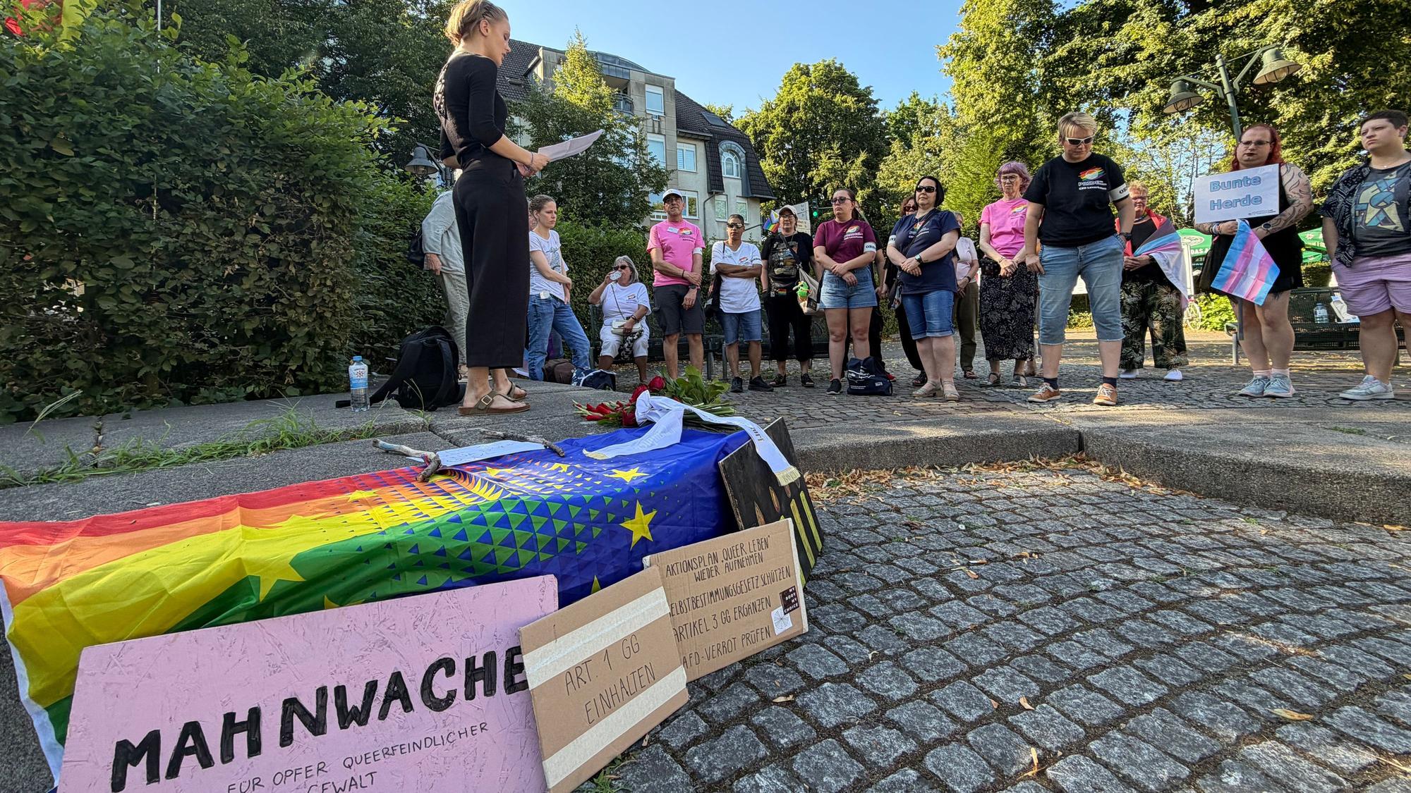 Ronja Eppert (l.) spricht kurz zu den versammelten Menschen, dann beginnt eine Schweigestunde als Mahnwache am Schlebuscher Lindenplatz.