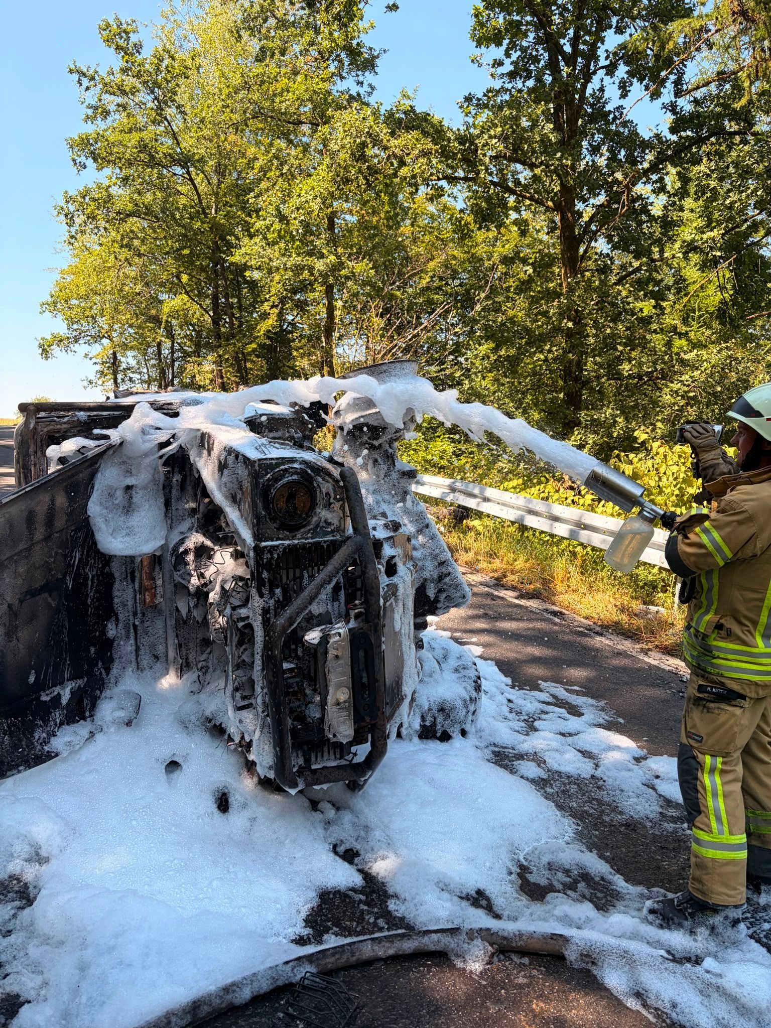 Das Foto zeigt den Löscheinsatz der Feuerwehr nahe der Ortschaft Reichshof-Stein.