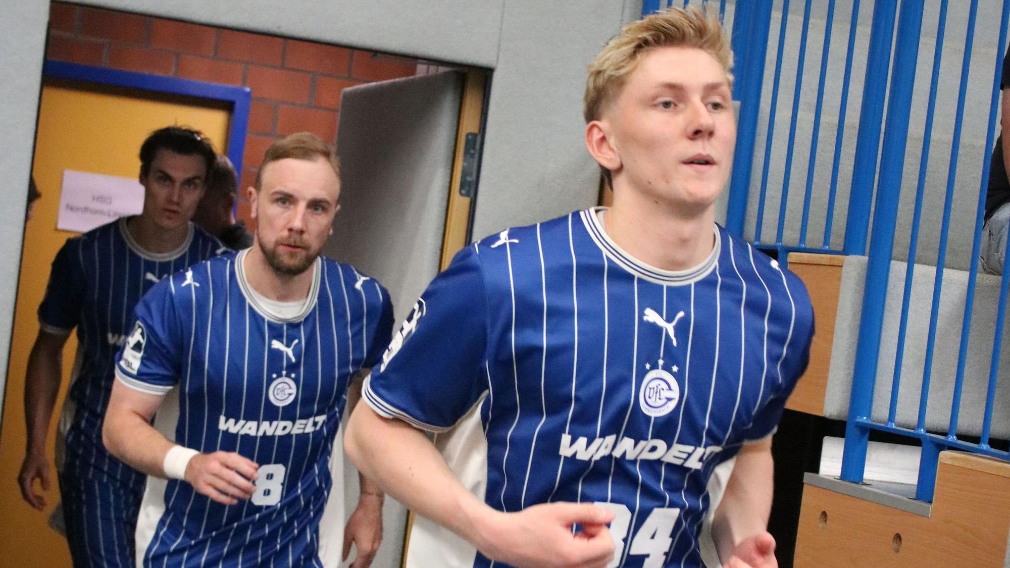 Der Handballer läuft in die Halle ein.