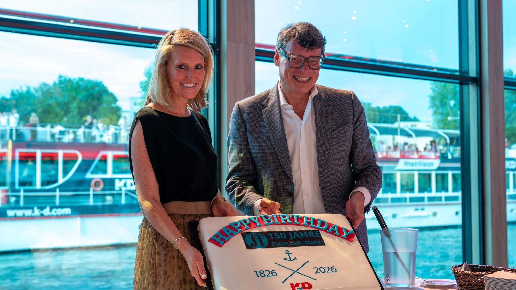 KD-Chefin Nina Luig und Gerald Selch, Chefredakteur des Kölner Stadt-Anzeiger, präsentieren die Geburtstagstorte.