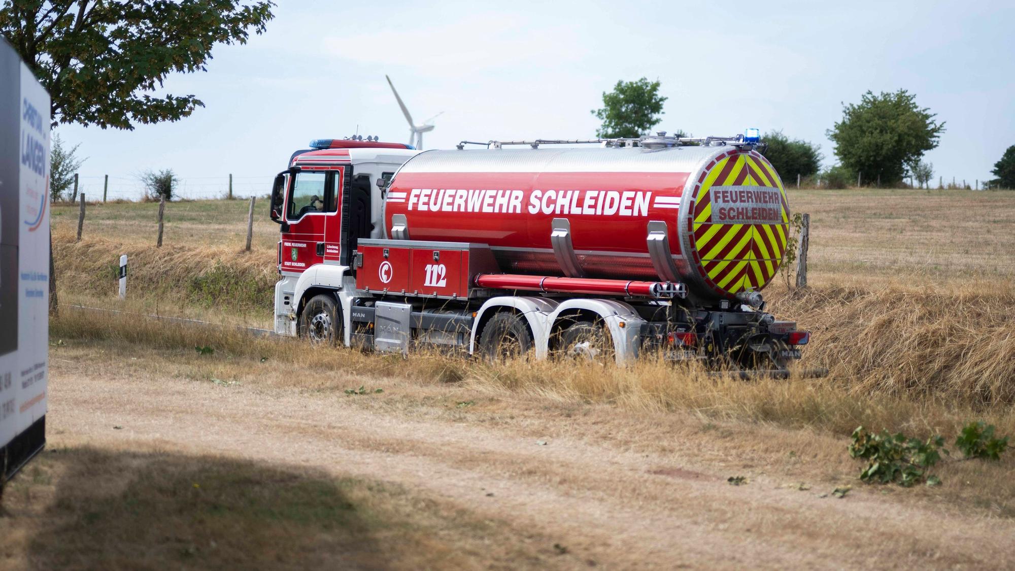 Das Bild zeigt einen Tanklöschwagen der Schleidener Feuerwehr.