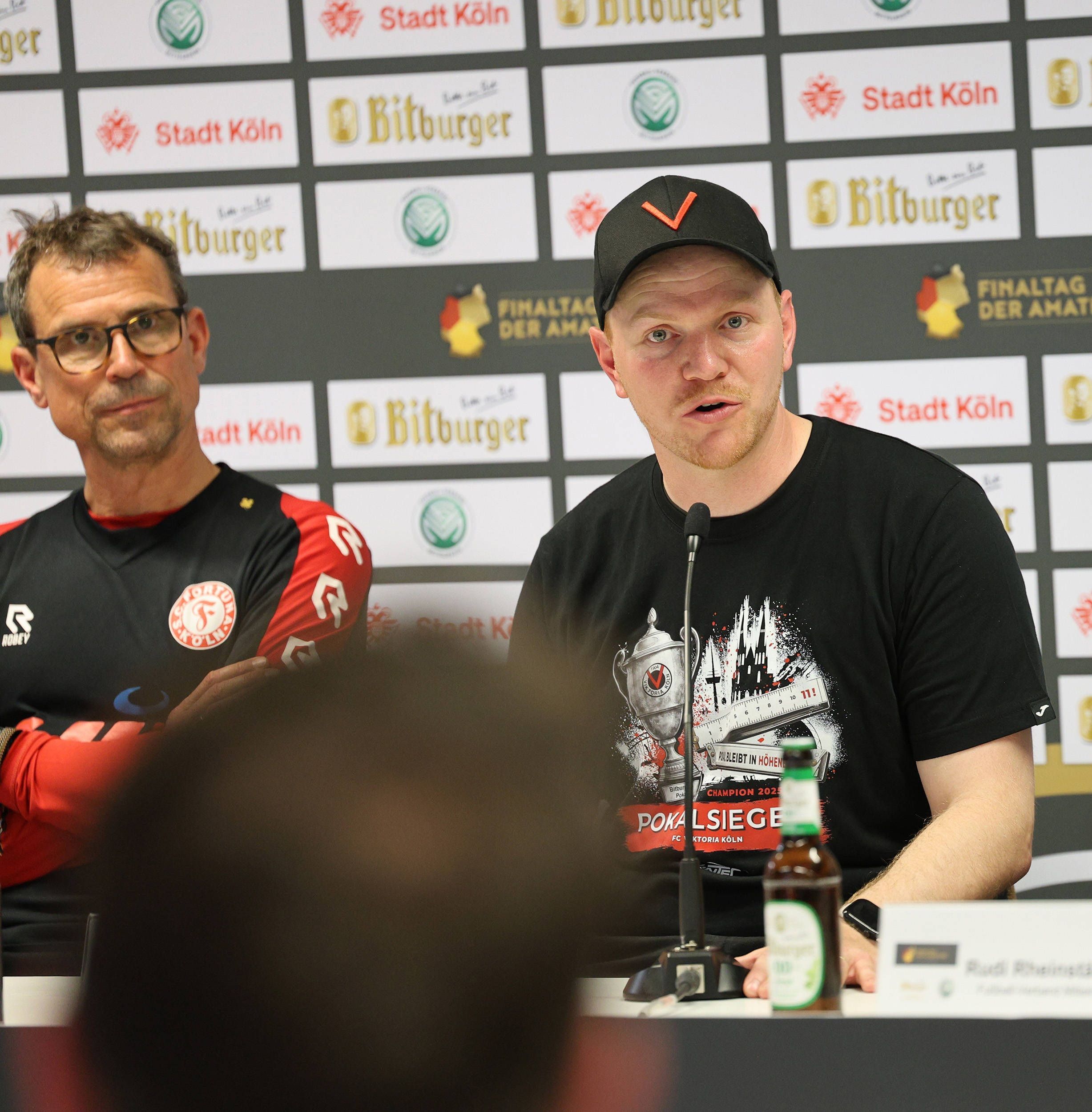 23.05.2026, xsefx, Fußball, Finale Bitburger Pokal, FC Viktoria Köln - S.C. Fortuna Koeln, Sportpark Höhenberg, Saison 2025 2026: Matthias Mink, Trainer Fortuna Koeln, Marian Wilhelm, Trainer Viktoria Koeln und Vize Rudi Rheinstädter bei der Pressekonferenz nach dem Bitburger-Pokalfinale 2026 DFB regulations prohibit any use of photographs as image sequences and or quasi-video. Photo: xSabinexEffgenxPressefotoKochx Nordrhein-Westfalen Deutschland *** 23 05 2026, xsefx, Football, Final Bitburger Pokal, FC Viktoria Köln S C Fortuna Koeln, Sportpark Höhenberg, Saison 2025 2026 Matthias Mink, Trainer Fortuna Koeln, Marian Wilhelm, Trainer Viktoria Koeln and Sport Vize Rudi Rheinstädter at the press conference after the Bitburger Pokal Final 2026 DFB regulations prohibit any use of photographs as image sequences and or quasi video Photo xSabinexEffgenxPressefotoKochx Nordrhein Westfalen Germany