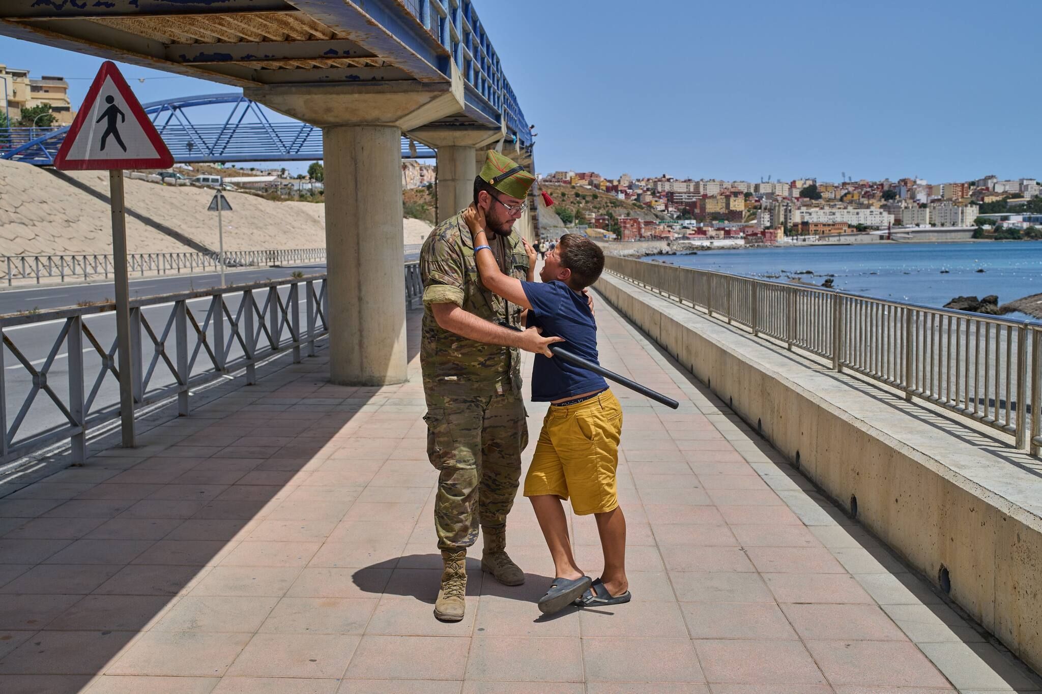Ein zwölfjähriger unbegleiteter Minderjähriger, der nach Spanien eingereist war, wird von einem spanischen Soldaten zur spanisch-marokkanischen Grenze begleitet.