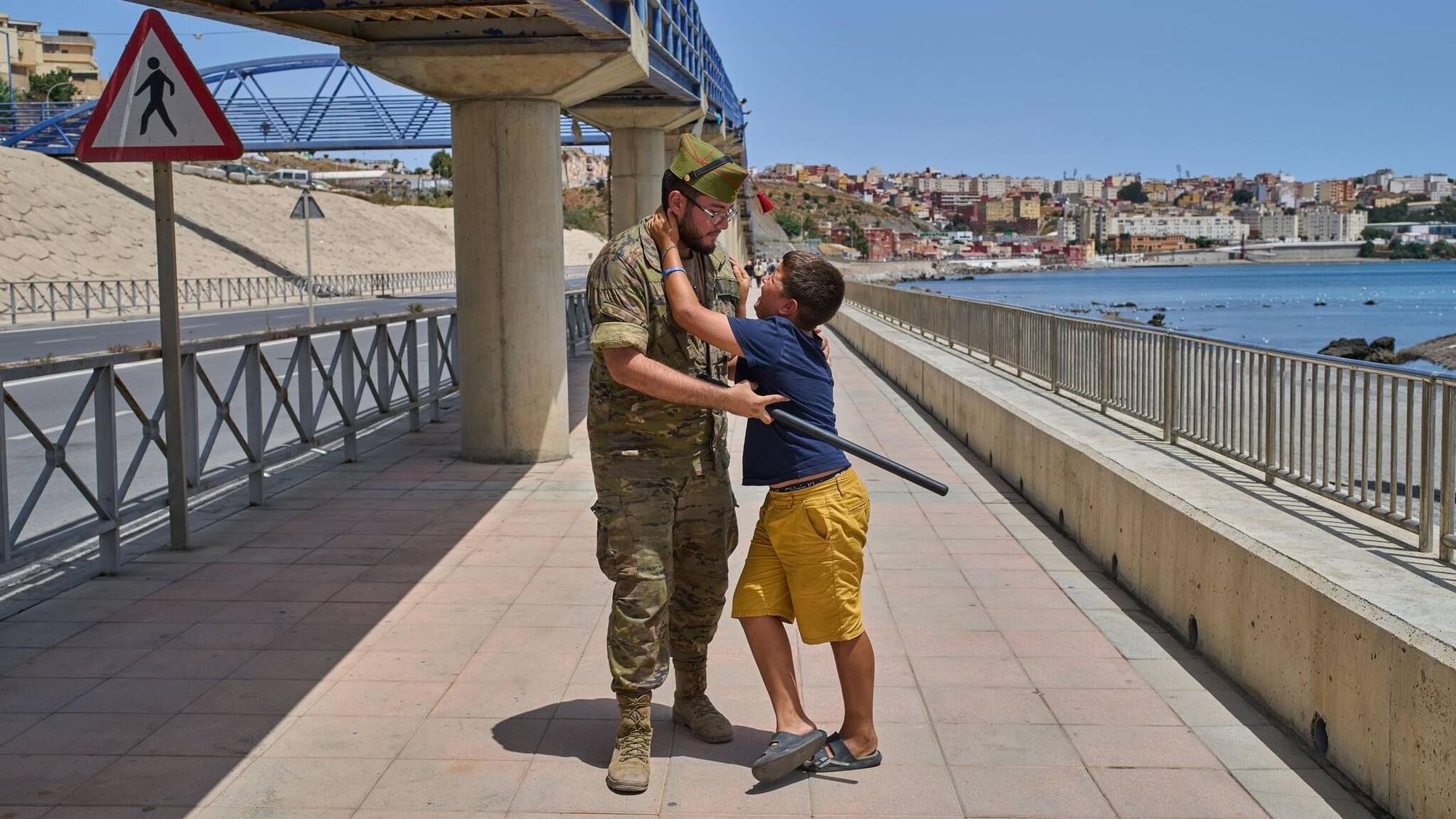 Ein zwölfjähriger unbegleiteter Minderjähriger, der nach Spanien eingereist war, wird von einem spanischen Soldaten zur spanisch-marokkanischen Grenze begleitet.