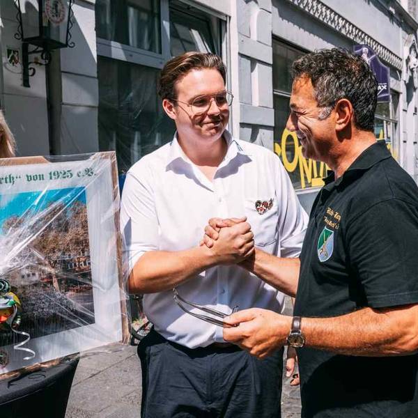 Horst Köhler und Jan Luca Jansen am Lokal „Zum Jan“.