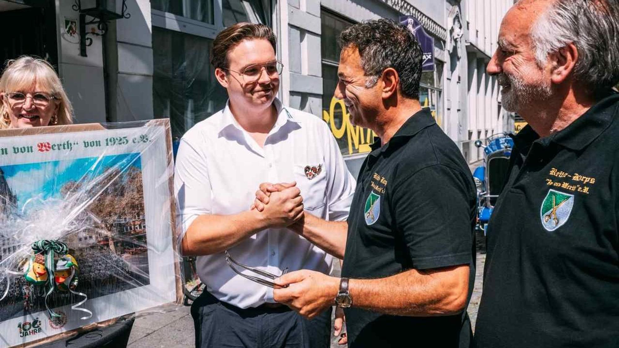 Horst Köhler und Jan Luca Jansen am Lokal „Zum Jan“.