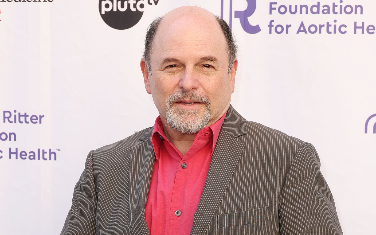 Als Synchronsprecher und Gaststar in zahlreichen TV-Serien wie „Two and a Half Men“, „Community“, „The Grinder“ und „Young Sheldon“ ist Jason Alexander bis heute gefragt.  (Bild: JC Olivera/Getty Images)