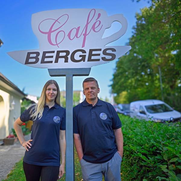 Andreas und Tina Bujock vor dem Café Berges auf dem Gummersbacher Steinberg.