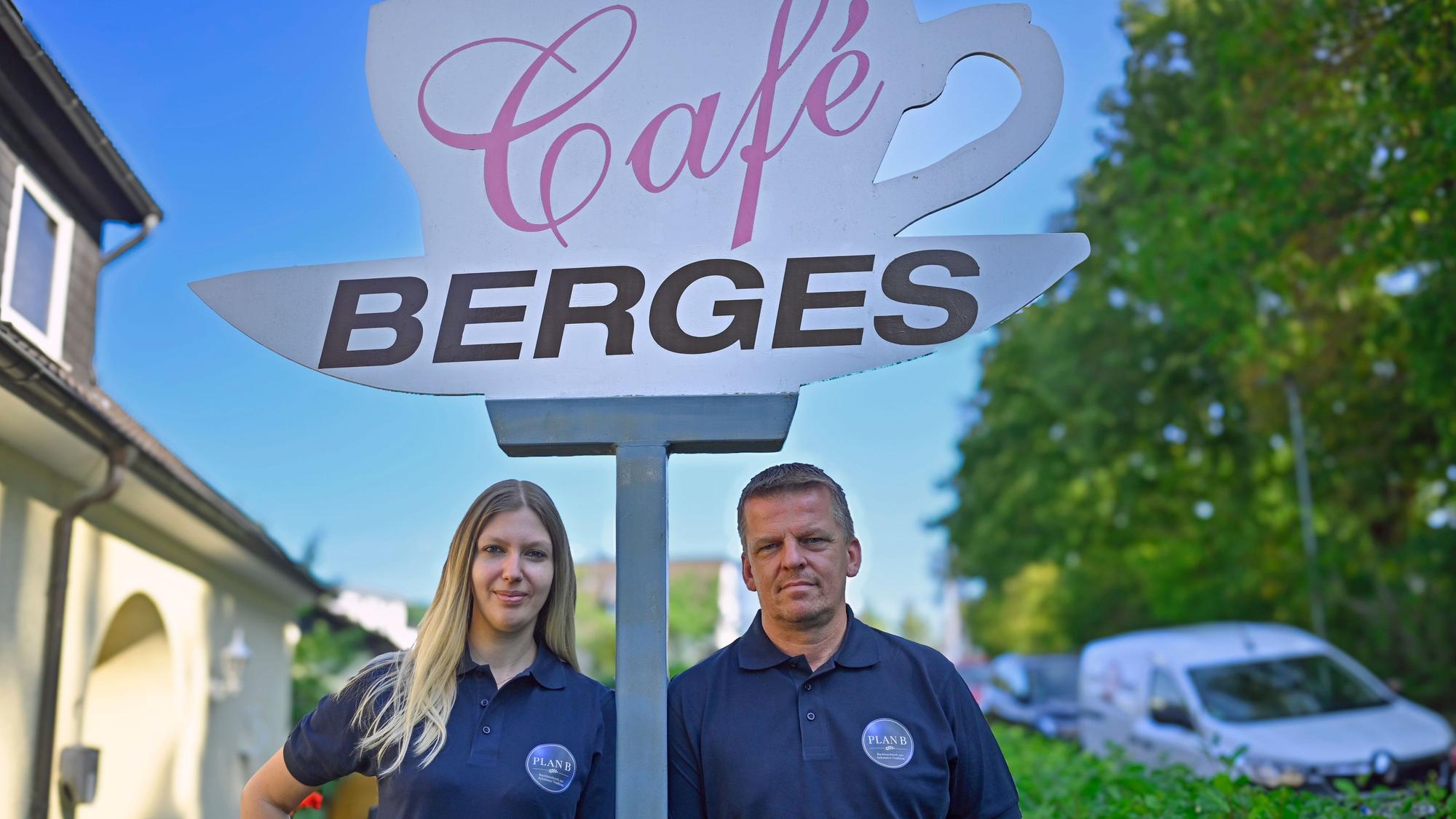 Andreas und Tina Bujock vor dem Café Berges auf dem Gummersbacher Steinberg.