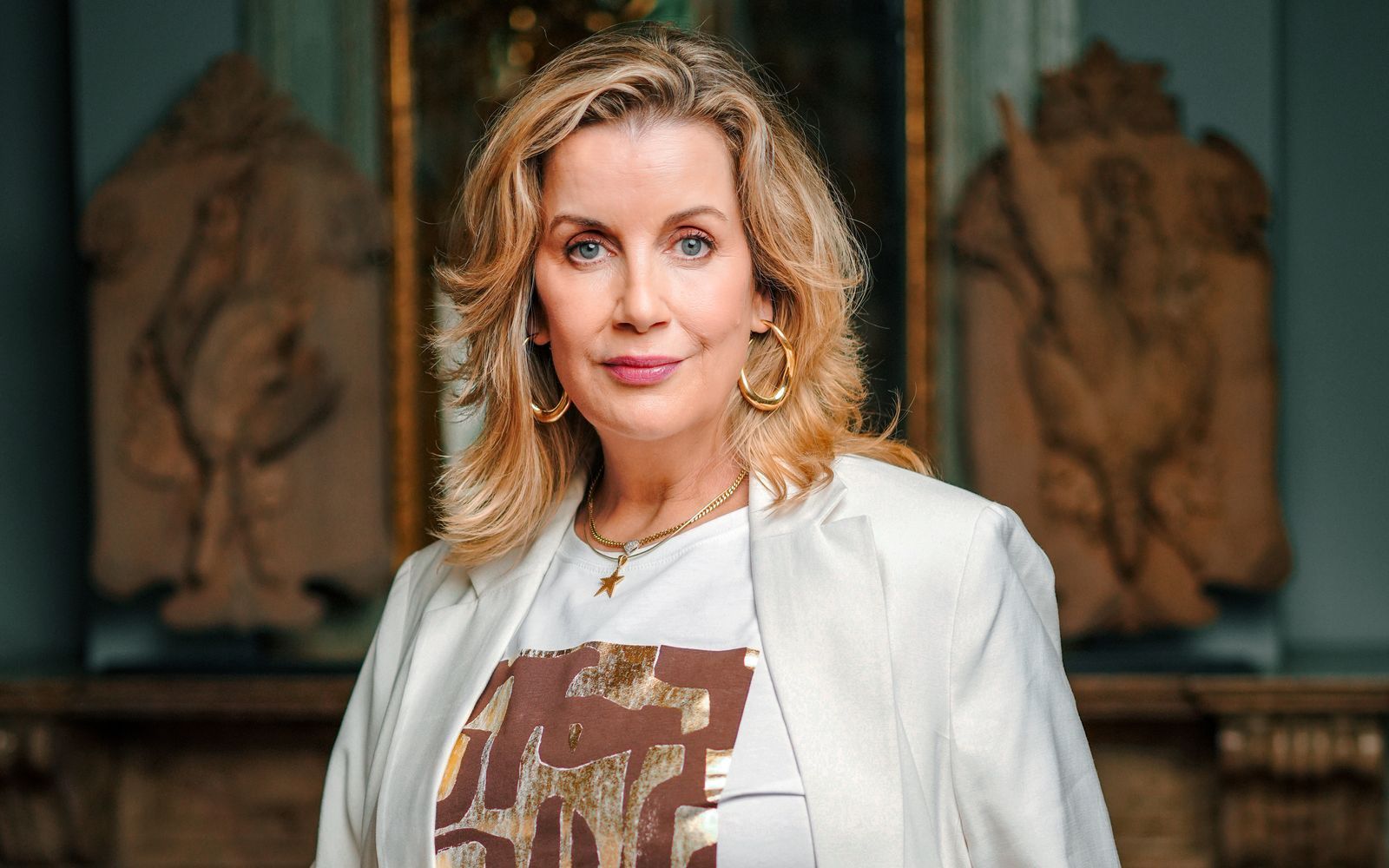 Alexa Maria Surholt erhielt in der Nacht die Nachricht: „Du bist ermordet worden.“ Ihr trockener Kommentar: „Das war ja ein kurzes Gastspiel.“ (Bild: RTL/Stefan Gregorowius)