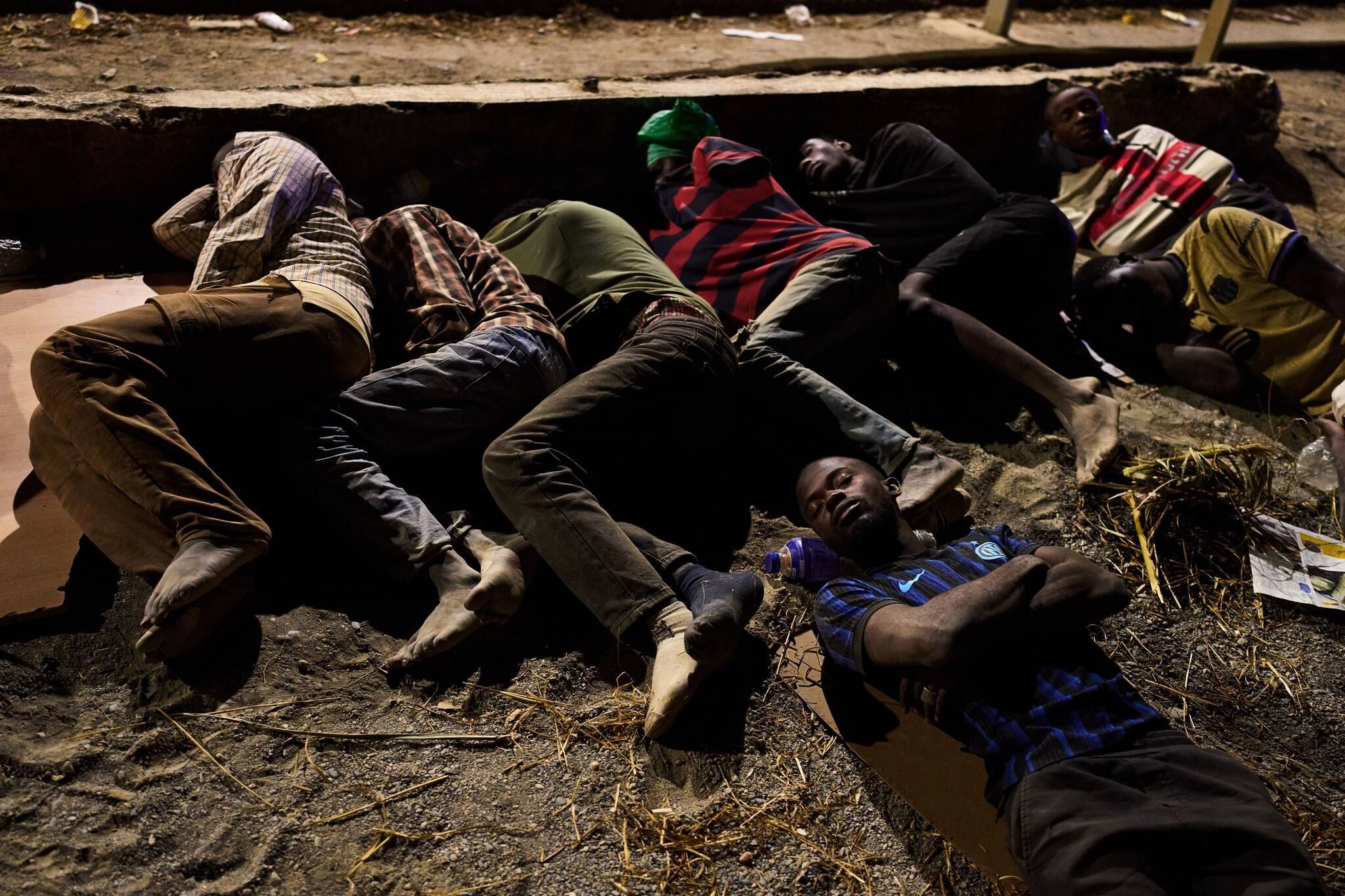 Migranten, die aus Marokko nach Spanien eingereist sind, schlafen an einem Strand in der spanischen Exklave Ceuta.
