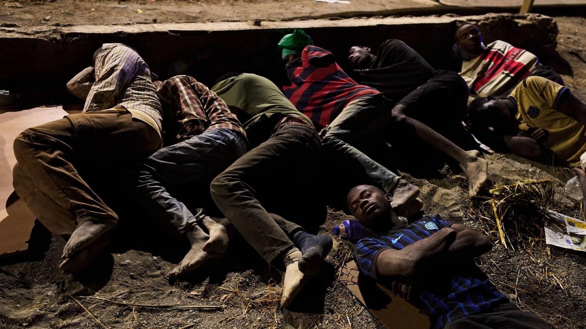 Migranten, die aus Marokko nach Spanien eingereist sind, schlafen an einem Strand in der spanischen Exklave Ceuta.