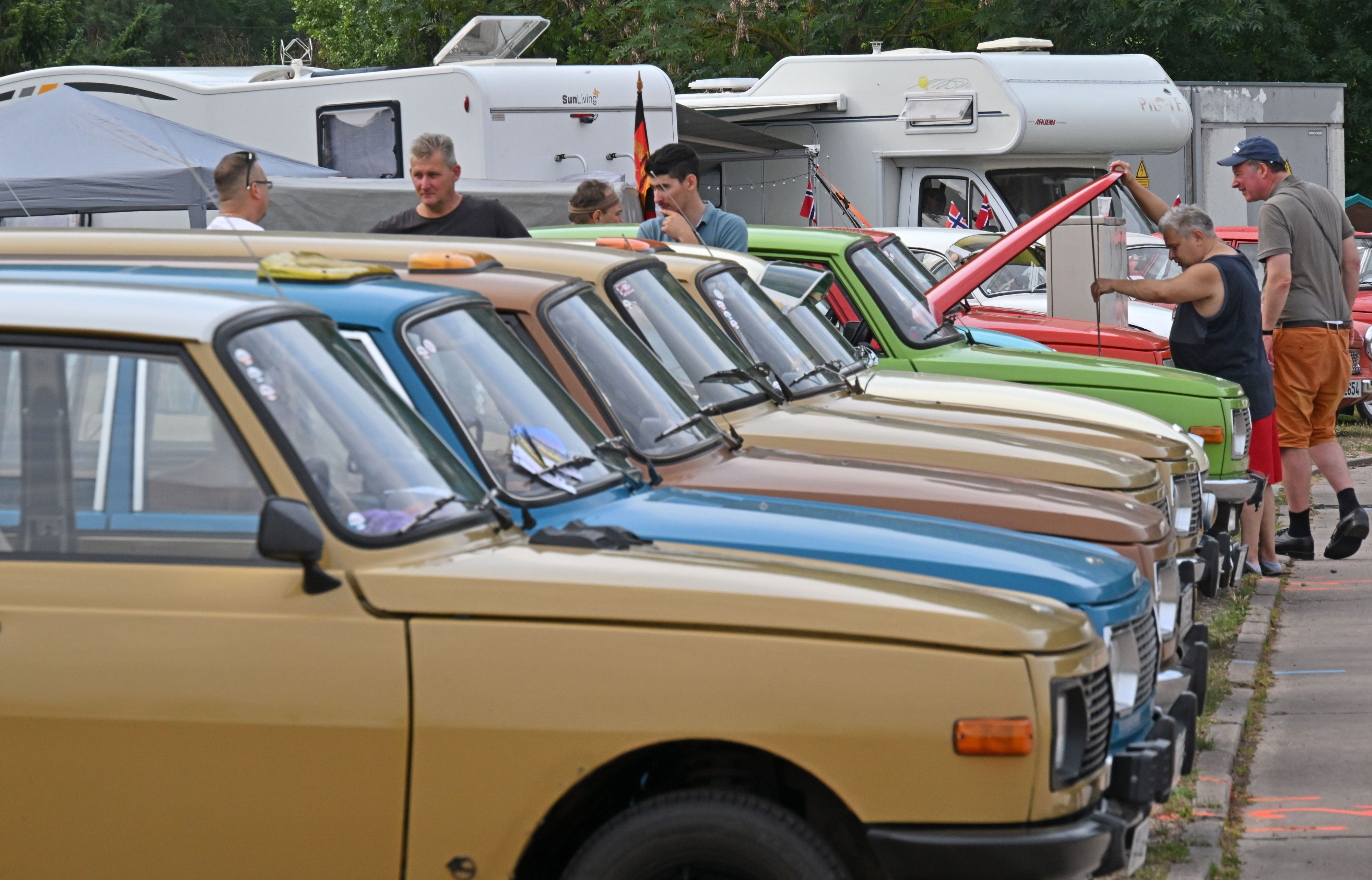 Mehrere Autos stehen in einer Reihe.