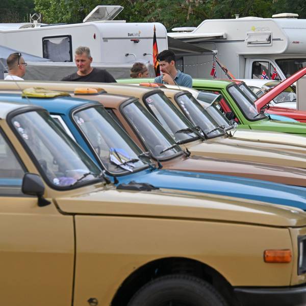 Mehrere Autos stehen in einer Reihe.