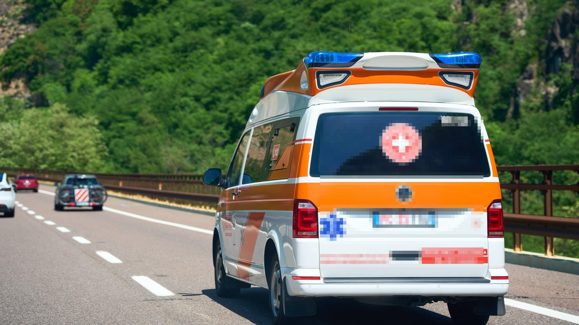 Italienischer Krankenwagen im Einsatz (Symbolbild). In Umbrien hat sich ein Unfall mit sieben Toten ereignet.