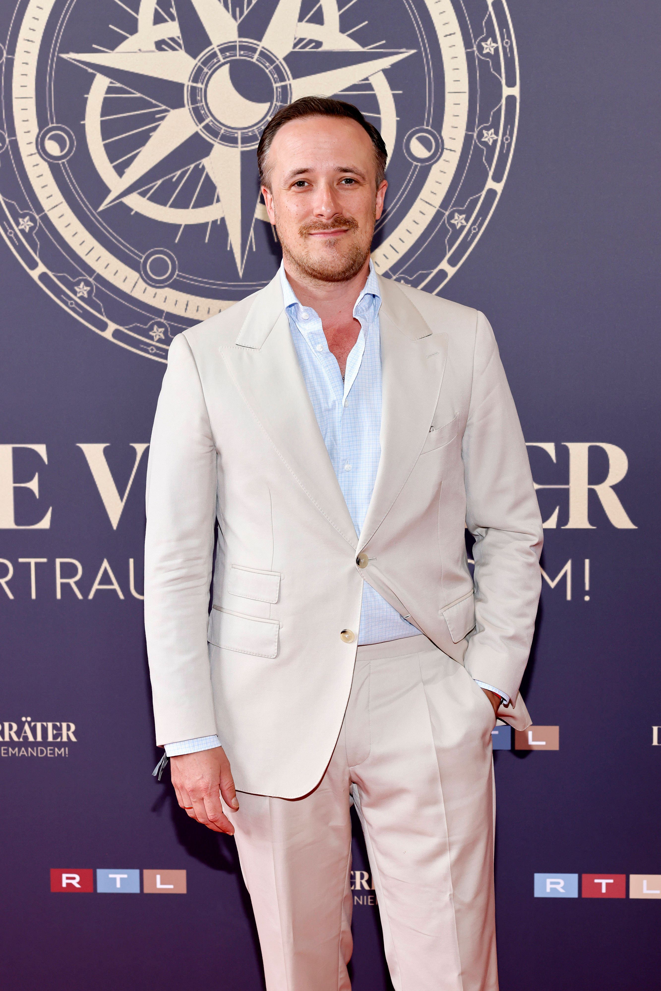 Mode-Influencer Johannes Laschet steht bei der Kino-Premiere der 4. Staffel der RTL-Show Die Verräter auf dem roten Teppich im Cinenova in Ehrenfeld. Köln, 03.08.2026 NRW Deutschland *** Fashion influencer Johannes Laschet walks the red carpet at the movie premiere of Season 4 of the RTL show *Die Verräter* at Cinenova in Ehrenfeld, Cologne, August 3, 2026, North Rhine-Westphalia, Germany Copyright: xChristophxHardtx